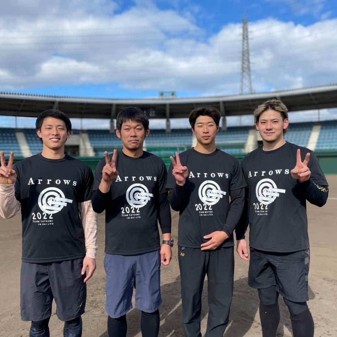 伊藤裕季也のインスタグラム：「...2022.1.23 . . . 先日自主トレ終了しました⚾️  今年もSEBの皆さんのおかげで 非常に内容の濃い 自主トレが行えました。  辰己、武藤からも 良い刺激を貰ったので 負けないように頑張ります⚾️  そしてキャンプは ファームスタートとなりましたが 何がなんでも自ら這い上がります。  あと１週間キャンプに向けて 良い準備していきます⚾️  皆さん応援よろしくお願いします🙇‍♂️   #自主トレ  #SEB体育企画  #Arrows  #辰己くん  #武藤くん」