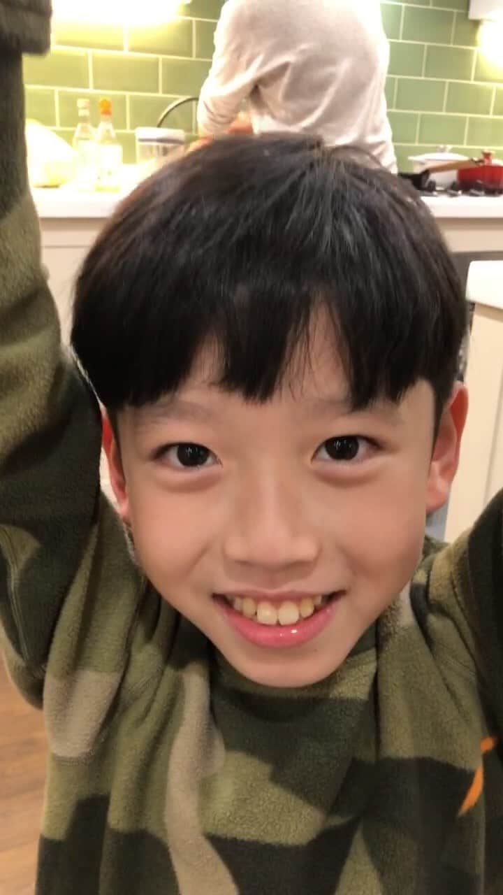 のインスタグラム：「全家玩直播介紹上餐桌必秒殺的香烤味噌松板豬」
