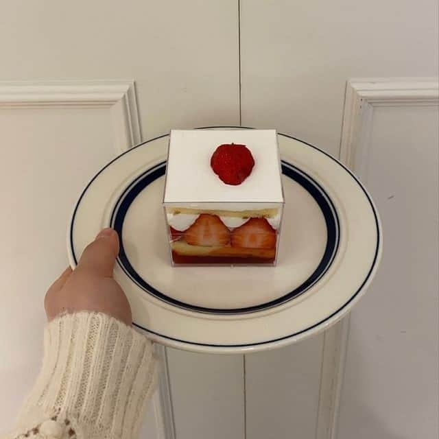 R i R y (リリー)さんのインスタグラム写真 - (R i R y (リリー)Instagram)「『グラスケーキ🍰👩‍🍳』　　  百均などで買える四角のケースにいれるだけでこんなに映えるケーキが作れます🍓 かわいい上に重ねるだけなので簡単〜！✨  ✴︎---------------✴︎---------------✴︎� � ▶▶掲載する写真を募集中📸� カワイイ写真が撮れたら、@velle.jp をタグ付けするか、ハッシュタグ #velle_jp をつけて投稿してみてね♪� � velle編集部と一緒にカワイイで溢れるvelleを創っていこう😚🤍  ✴︎---------------✴︎---------------✴︎� #お菓子作り好きな人と繋がりたい #お菓子レシピ #おうちカフェ部 #スイーツ好きな人と繋がりたい #甘いもの好きな人と繋がりたい #おしゃれさんと繋がりたい #韓国ファッション #韓国好きな人と繋がりたい #インスタ映えスイーツ #お洒落さんと繋がりたい #グラスケーキ #スクエアケーキ #おうちカフェ #オレオケーキ #イチゴケーキ #今日のおやつ #手作りお菓子 #手作りおやつ #おうちおやつ #おうちカフェ #おうちcafe #お家時間 #カフェ #お家カフェ #手作り #家カフェ #簡単レシピ #おかし作り #おうちスイーツ」1月23日 18時17分 - velle.jp