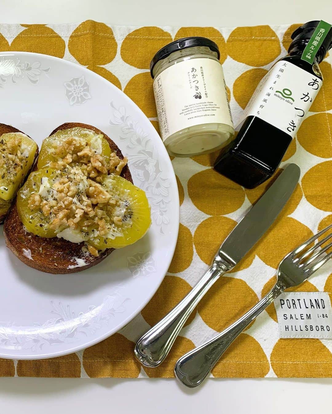 木内晶子のインスタグラム：「本日香川県産Orive Marcheオンラインツアー第2回目が開催されました！皆様ありがとうございました。三豊オリーブの宮武さんにゲストで来て頂きレシピを教わり「あかつき」オリーブオイルを使わせて頂きました。「キュウイのチーズトーストオリーブオイルがけ」こちらにはオリーブの品種「ルッカ」をトマトおでんには「ミッション」を使用しました。品種によりスパイシー、マイルド等お好みで楽しめました。あかつきクリームチーズととっても甘くてビタミンCがたっぷり入った香川県産フルーツさぬきゴールドとエキストラバージンオリーブオイル、くるみにオレガノをかけて身体が元気になる美味しさでした。第3回目は2月27日です。是非zoomにてご参加お待ちしております。https://www.my-kagawa.jp/olivemarche/ #三豊オリーブ#あかつき#香川県産#オリーブオリーブオイル#さぬきゴールド#クリームチーズ#トマトおでん#オリーブ焙茶#多度津産#蒼のダイヤ#空井農園さん#ご協力ありがとうございました」