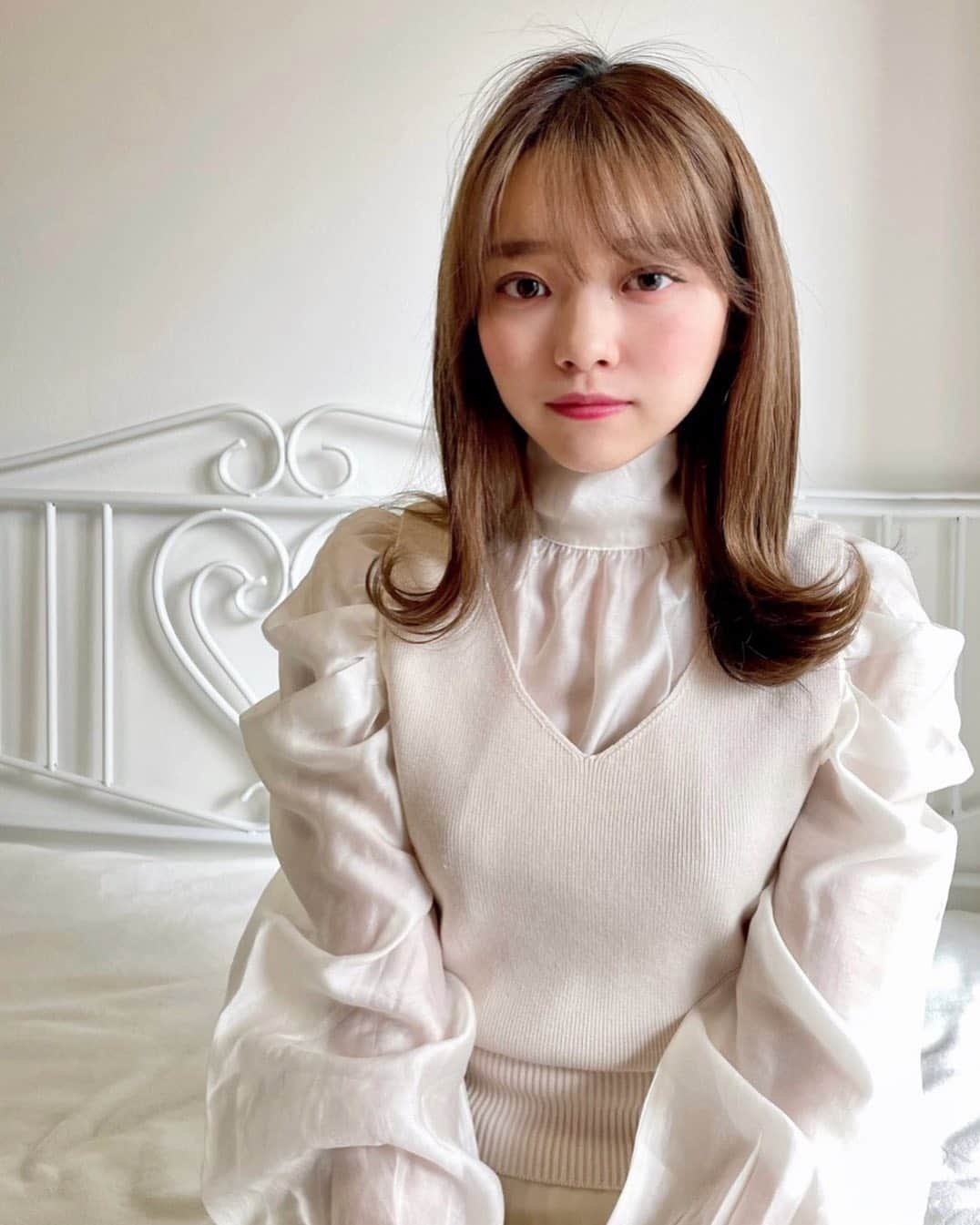 横山キラのインスタグラム：「重ね着風のトップス♡  こちらも、透け感があるので春先にも着たい1枚です🌸  たまにはおうち撮影してみましたー！   #マーキュリーデュオ  #mercuryduo #トップス #ブラウス  #コーディネート  #pr」
