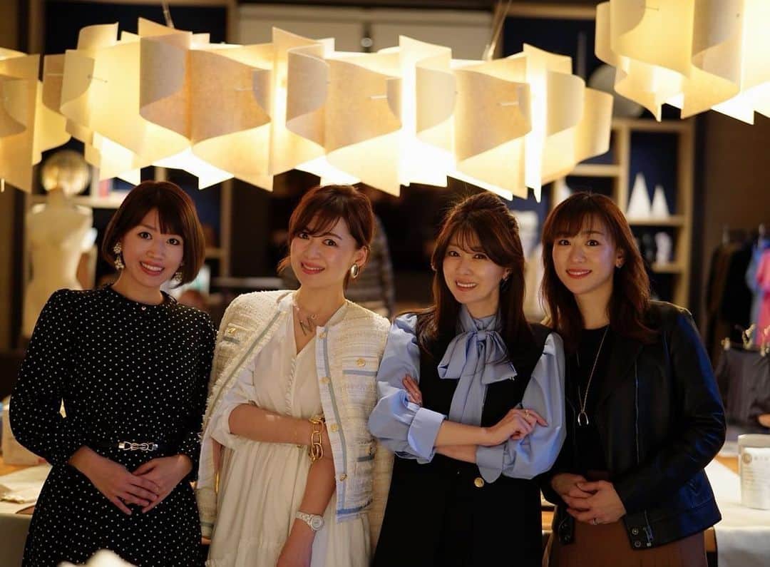 のインスタグラム：「今日は妹達もイデアルーチェ　@idealuce_official の展示会に来ました✨  3姉妹という名の4姉妹⁉️  4姉妹に見えますか⁉️  最近は妹の美佳と美希と一緒に買い物も していないのでめちゃくちゃ楽しい時間になり私も嬉しいです💖  恵美さんをみて　@megumi_koshiba  可愛すぎて姉妹共にキャーキャー💕言っていました✨  それにしても1泊2日のイデアルーチェの宿泊プランは至福の時間となりました💖 @fsotemachi も最高でした✨  #姉妹 #3姉妹 #イデアルーチェ #小柴恵 #40代コーデ  #40代  #フォーシーズンズホテル東京大手町  #矢部美穂」