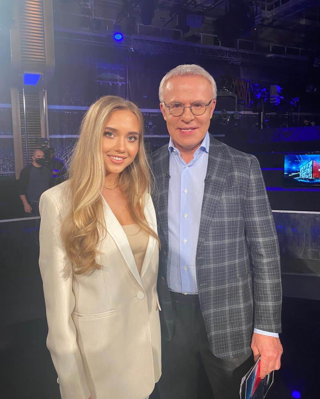 エレーナ・ラジオノワのインスタグラム：「Сегодня в 23.00 на телеканале «Звезда» выйдет передача «Фетисов» с моим участием. Обсудили прошедший Чемпионат Европы по фигурному катанию и шансы наших ребят на Олимпиаде, которая уже стартует в Пекине через две недели. 😱😍 У нас очень классный состав! Болеем за  ребят!!!😉✊🏼✊🏼✊🏼」