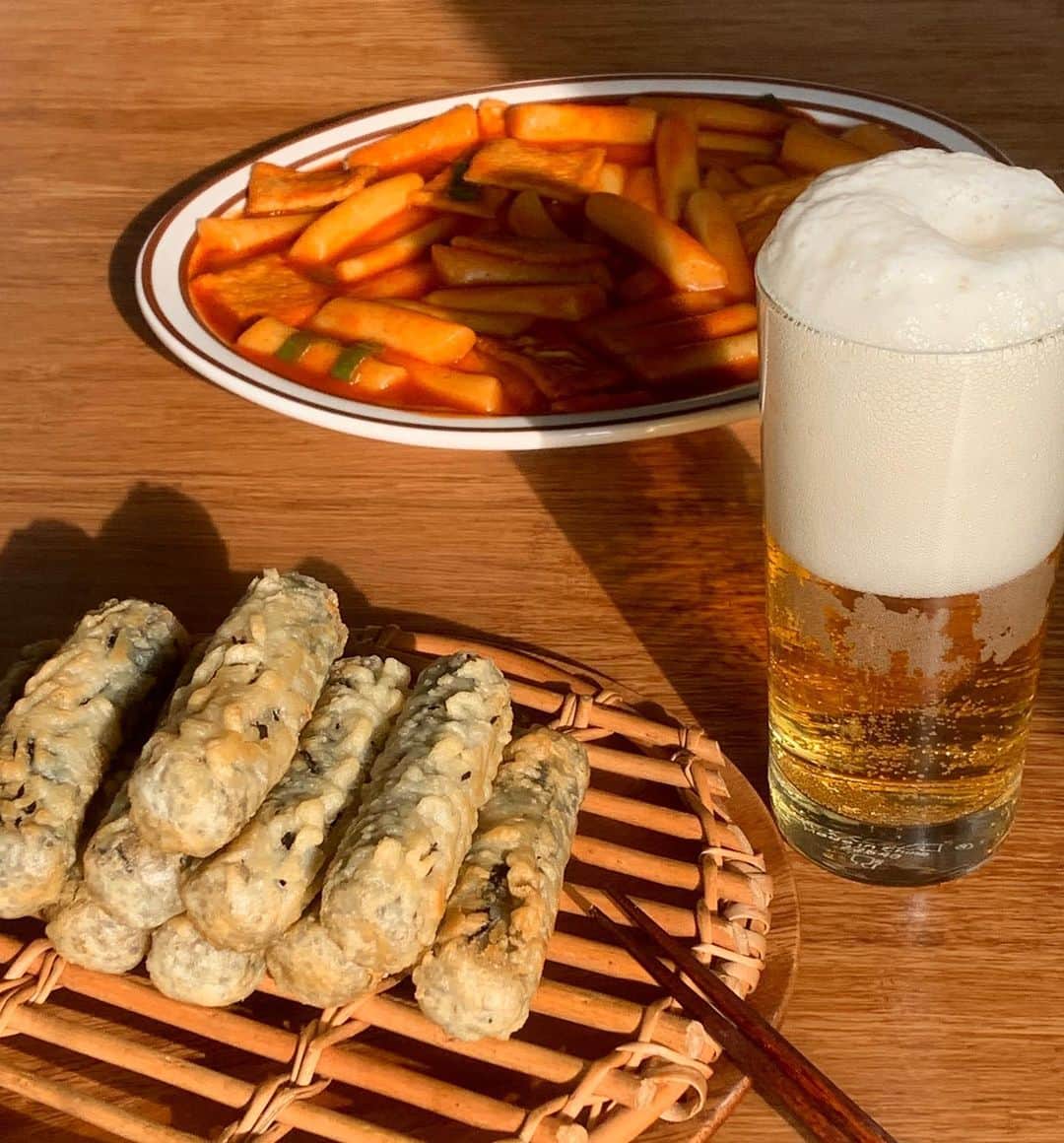 ソン・ファミンのインスタグラム：「(이벤트 종료) 설 기념으로! 👯친구태그, 🎁무료배송 이벤트  오늘 저녁 7시부터 25일까지 총 3일동안 무료배송 이벤트 진행합니다-!   ✔️떡볶이 3개 이상 주문시, 무료배송  ✔️3만원 이상 무료배송+김말이가 같이 나간답니다💌..  김말이는 이번에 런칭되는 제품인데 제가 먹어본 김말이 중 최고라고 자부할 수 있을만큼 잘 만들었어요  다들 꼭 드셔보셨으면 좋겠습니다 🥺..  👯그리고 오르막을 같이 먹고 싶은 친구를 댓글로 태그걸면 다섯 분을 추첨하여 떡볶이 3종을 보내드릴게요-!🤍  풍요로운 설 보내시고 항상 행복하세요! 🌕」