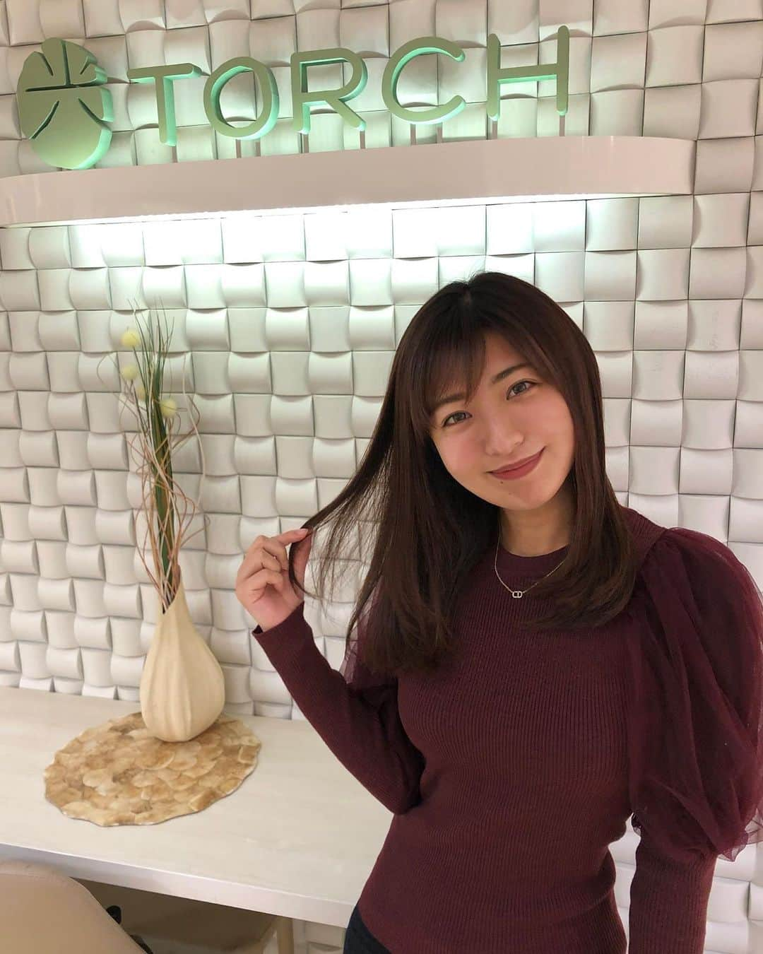 白戸ゆめのさんのインスタグラム写真 - (白戸ゆめのInstagram)「💇‍♀️ . ツヤッツヤに髪質改善✨ 髪の毛が生き返りました🥺 ずっとさわってたくなる。笑 . 素敵に生まれ変われるので これはぜひ体験してほしいです！ . カラーも先週ベリーショコラに染めて ほんのりピンクみおびております🍓🤎 . #美容院 #髪質改善 #シームレス #大和 #torch @torch_hair_and_headspa」1月23日 19時28分 - yumeno.s_