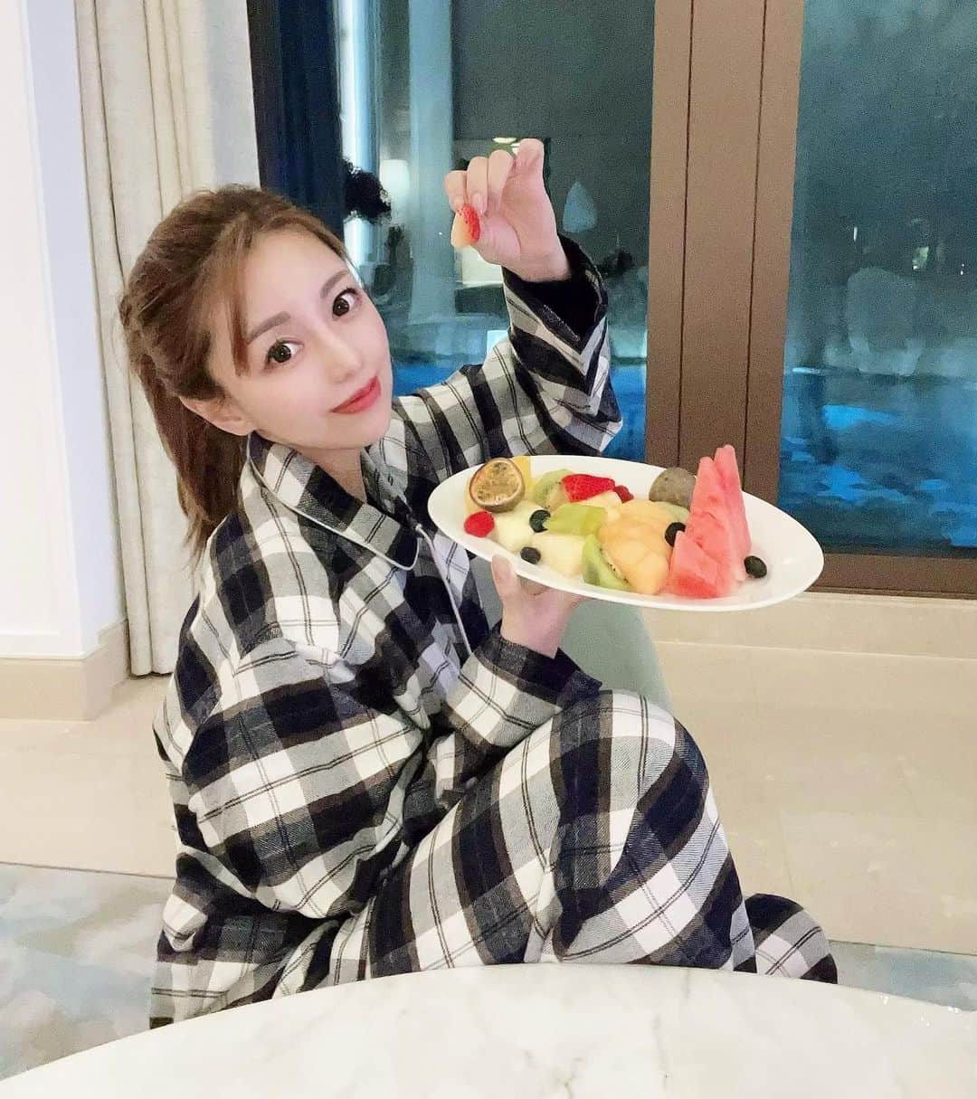 のインスタグラム：「I was hungry in the middle of the night, so I ate a lot late night snacks😋 But I ate pasta as well as fruits🤣😥 、 、 、 夜食たいむ🍓🍊🍇🍈 、 、 、 #dubai #atlantisthepalm #nightsnack #nightwear #sleepwear #pajamas #pjs #ドバイ #アトランティスザパーム #フルーツ祭り #夜食 #パジャマでおじゃま」