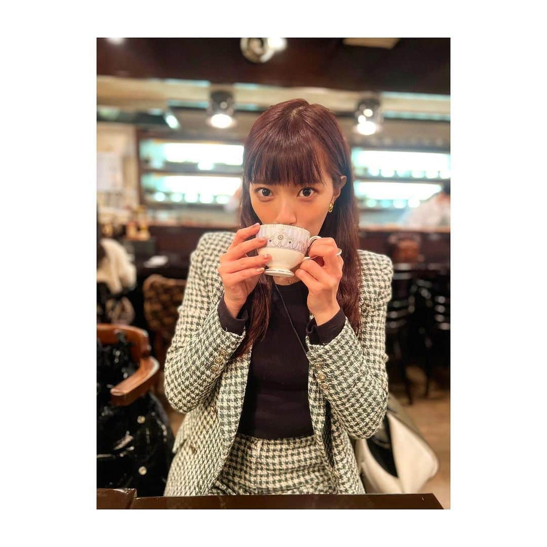 三谷紬さんのインスタグラム写真 - (三谷紬Instagram)「* 純喫茶巡りpart4☕️❤︎ ウィンナーコーヒーがないときは 基本ブレンドを頼みます。 お店によって全く違う香りが楽しめるのが醍醐味‼︎ カメラを向けられるとついついふざけがちです😂 ここは食器が可愛らしくて 持っているだけでテンションが上がりました🥰 * #純喫茶#純喫茶巡り#純喫茶コレクション#喫茶店#喫茶#喫茶店巡り#コーヒー#coffee#ウィンナーコーヒー#ブレンド#ブレンドコーヒー#テレビ朝日#アナウンサー#三谷紬」1月23日 19時38分 - mitani_tsumugi