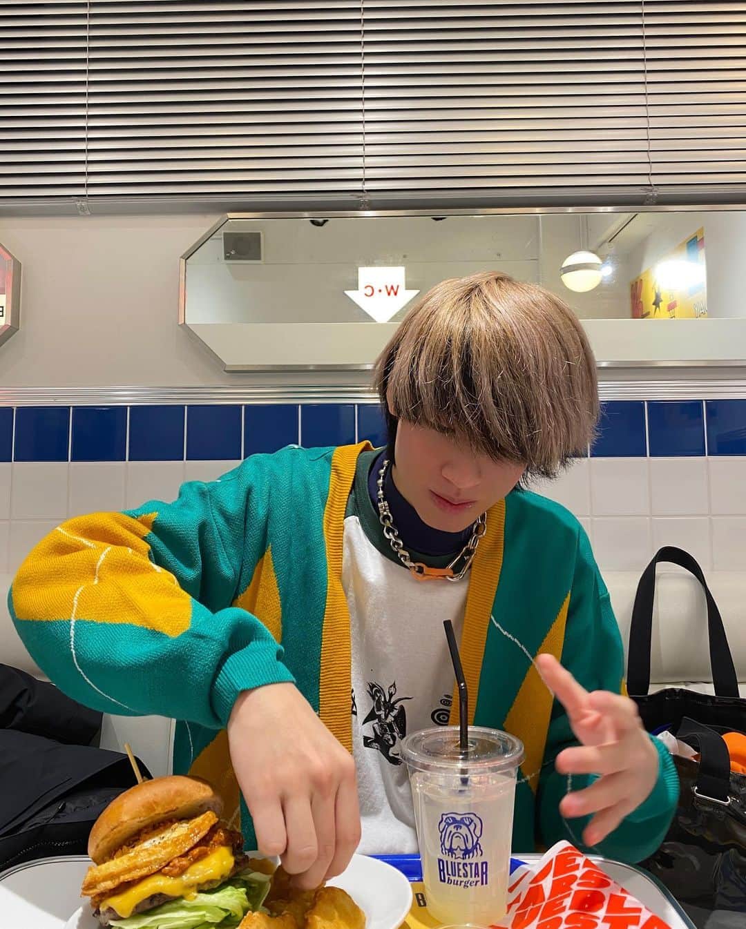 トゥイのインスタグラム：「mogmog🍔」