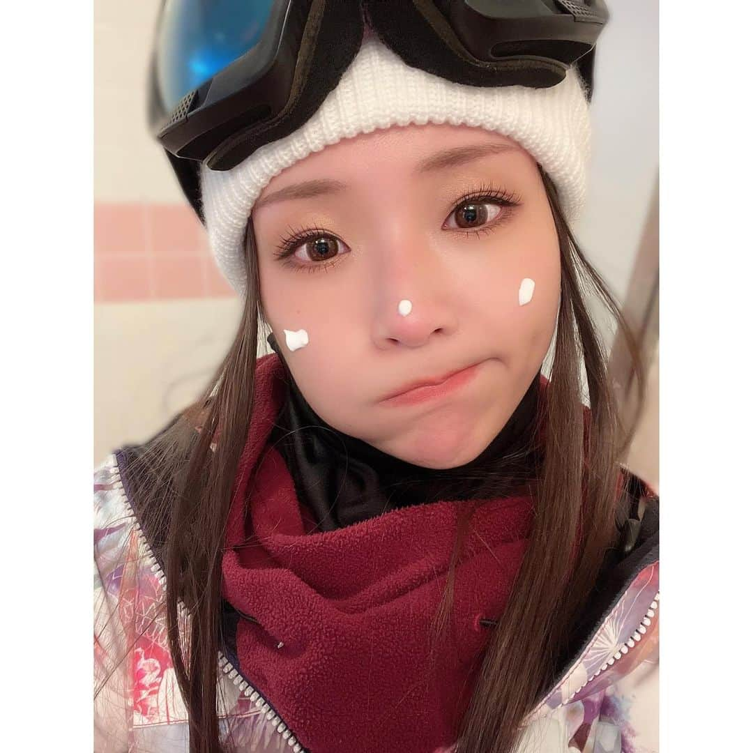 本条舞さんのインスタグラム写真 - (本条舞Instagram)「雪山での日焼け止め、超大切です😎 しつこいぐらい塗り直します。 おかげで雪山で日焼けしたこと一回もない😎😎😎  #紫外線対策 #雪山装備 #雪山ガール #雪山好きな人と繋がりたい #snowboard #snowboarding #snowboardgirl #スノボ女子 #ootd #スノボウェア #yukiyama」1月23日 19時55分 - mai_honjyo_official