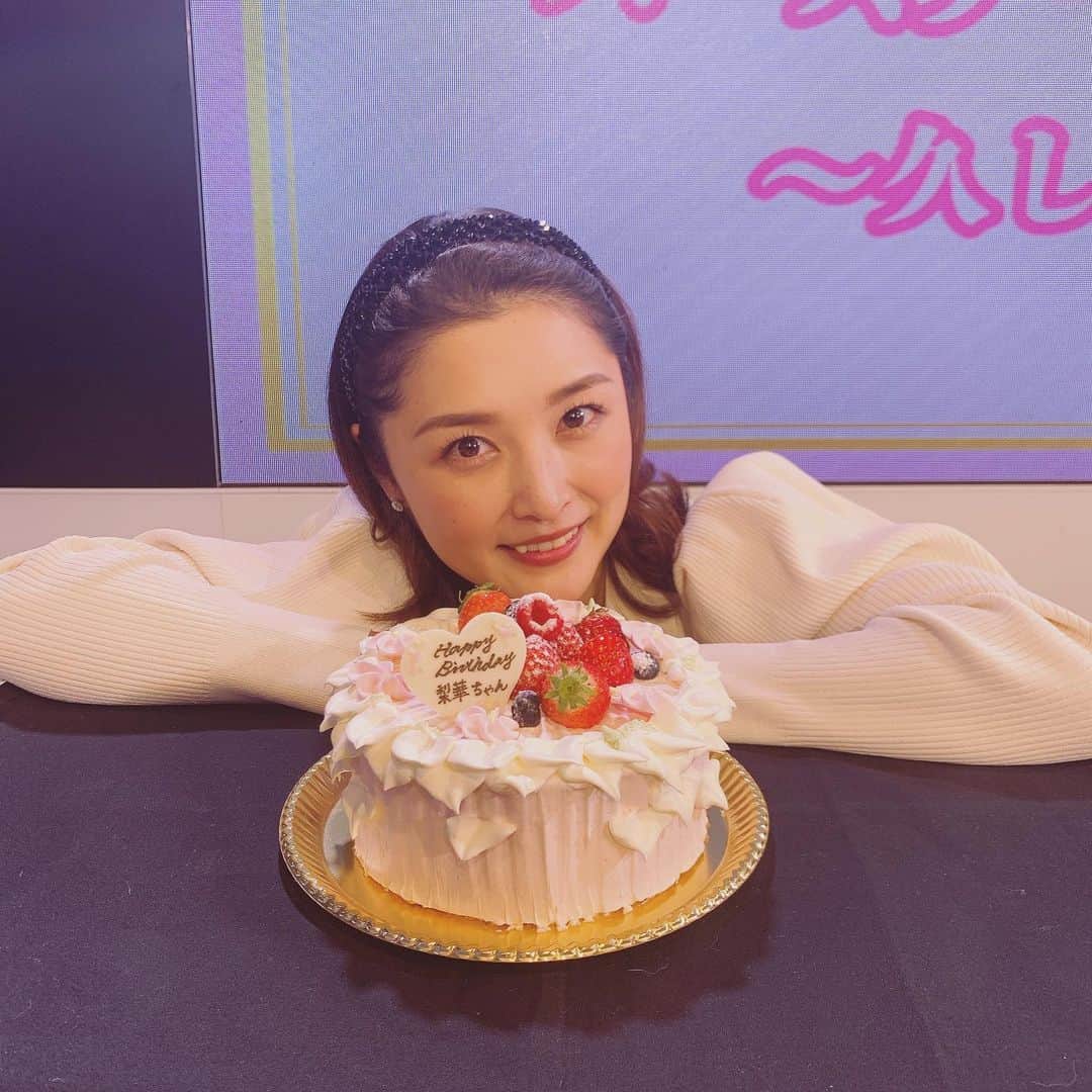 石川梨華のインスタグラム：「3年ぶりのバースデーイベント！ 無事に終わりました✨ 会いに来てくれた皆さん、 本当にありがとうございます❗️ はっぴぃ〜な時間を過ごせました💕 イベント終了後に、 スタッフさんからケーキのサプライズが！ 可愛いピンクのケーキ🎂嬉しい❣️ これからもマイペースに更新していきますので よろしくお願いします🤲 ⁡ #石川梨華」