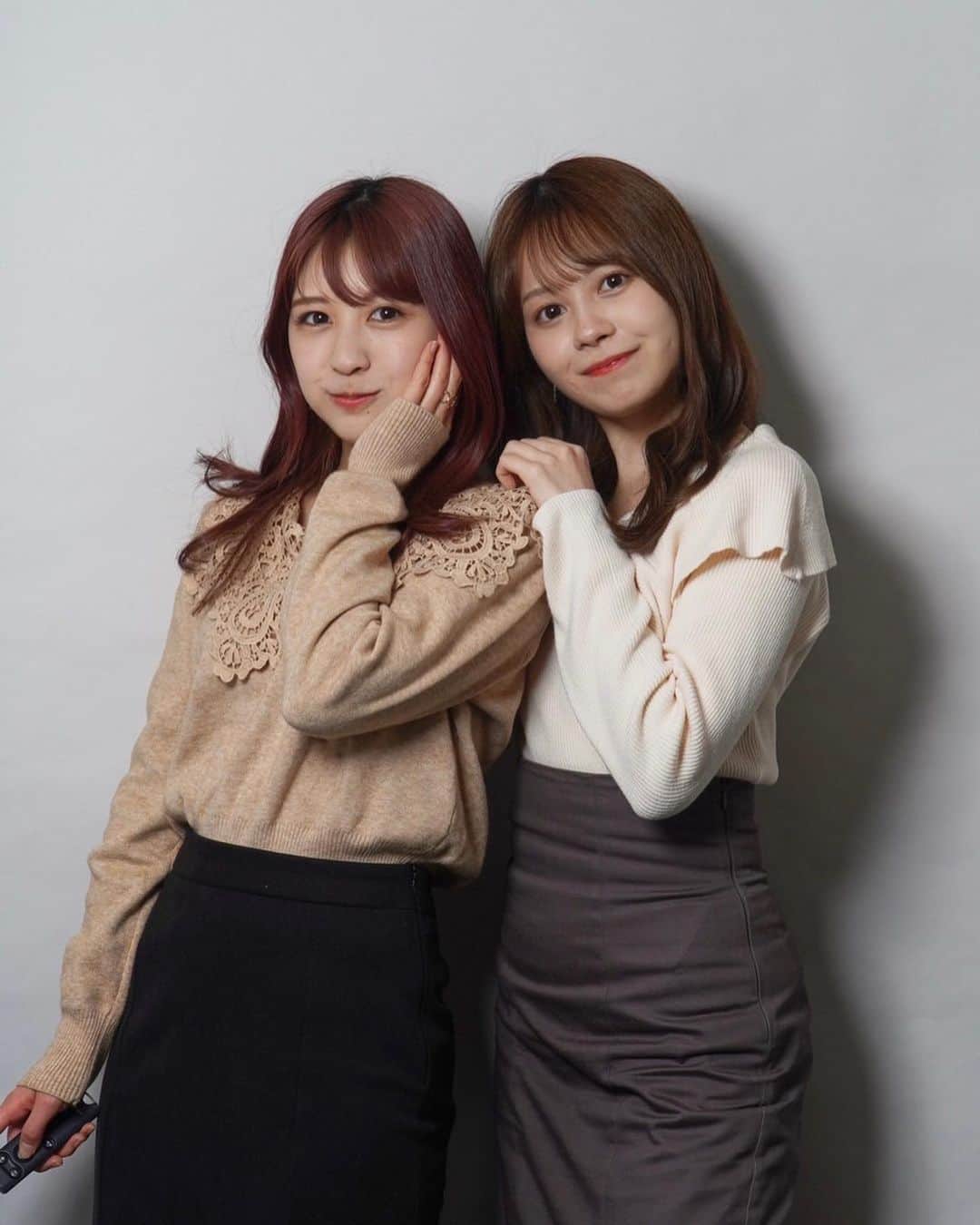 岡田美里のインスタグラム：「初めてセルフ写真館へ📸  りんかちゃんとランチのついでにサクッと行ってきたよ〜 何の打ち合わせもしてないのに、双子コーデになってて爆笑した😂  15分間撮り放題で全データもらえるのはありがたい🥰 途中WADADAが流れたからついつい踊っちゃったね💃  #セルフ写真館」