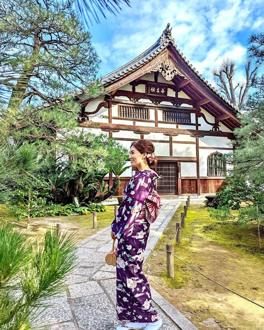 石井里奈さんのインスタグラム写真 - (石井里奈Instagram)「こんばんは♥️ 今夜からスタート@福岡編✨ . @workations_app の福岡STAYで福岡にいってきました💕 ワーケーションズはテレワークや自然や歴史など魅力的なプランが多数掲載されてるのだ🙆‍♀️ . 今回初めていった福岡県の祇園駅近くの博多旧市街✨まるで京都のようにお寺や神社など趣ある建物やお庭が沢山あってお着物で街歩き🚶‍♀️ . あの山笠がある櫛田神社もあって今ちょうど節分で日本一大きなおたふく面と見れました❤ . 着物はマイン博多店でレンタルしたんだけど、帯は博多織って日本三大織物の1つ✨ 今まで知らなかった福岡を沢山知れてとーってもたのしかった♥️ まだまだ写真がたっくさんあるのでまた投稿しますね💕 . 動画は最初クリップつけっぱなしだったのに気づかずとってました笑🤣 今日はお土産で買ったもつ鍋食べるんだ🍲 . #福岡 #福岡旅行 #福岡観光 #福岡ホテル #博多旧市街 #祇園 #櫛田神社 #着物 #着物レンタル #着物女子 #神社巡り #visitjapan #japanesegirl #japan #kimono #博多 #fukuoka #hakata #福岡ソフトバンクホークス #テレワーク #ワーケーション #着物コーディネート #博多駅 #節分 #おたふく #日本文化 #歴史 #帯 #織物 #和装」1月23日 20時13分 - ri7tin1025