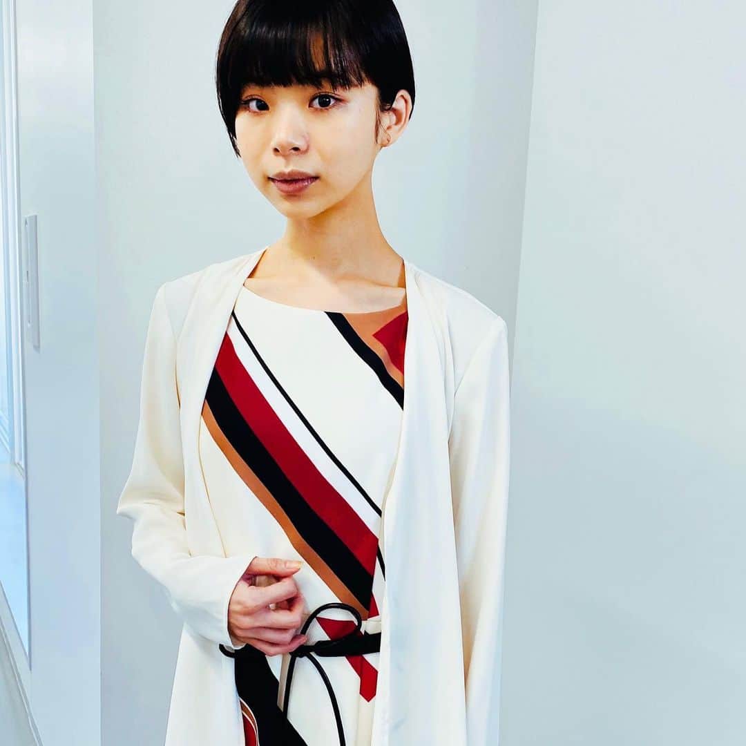 のインスタグラム：「⁡ ⁡ マネージャーいまっさんです。 ⁡ 衣装の色がとても鮮やかで 「DCU」の撮影前に ファッションチェック的撮影しました📸 ⁡ ポーズモードスイッチONの 動画も撮りまして。 トップコートランドマネつぶにて公開中です。 ⁡ そしてそんな TBS日曜劇場「DCU」は、 1月23日(日)よる9時から放送です！ ⁡ ぜひご覧ください！📺 ⁡ #DCUjapan #TBS #日曜劇場 #マネージャーいまっさん」