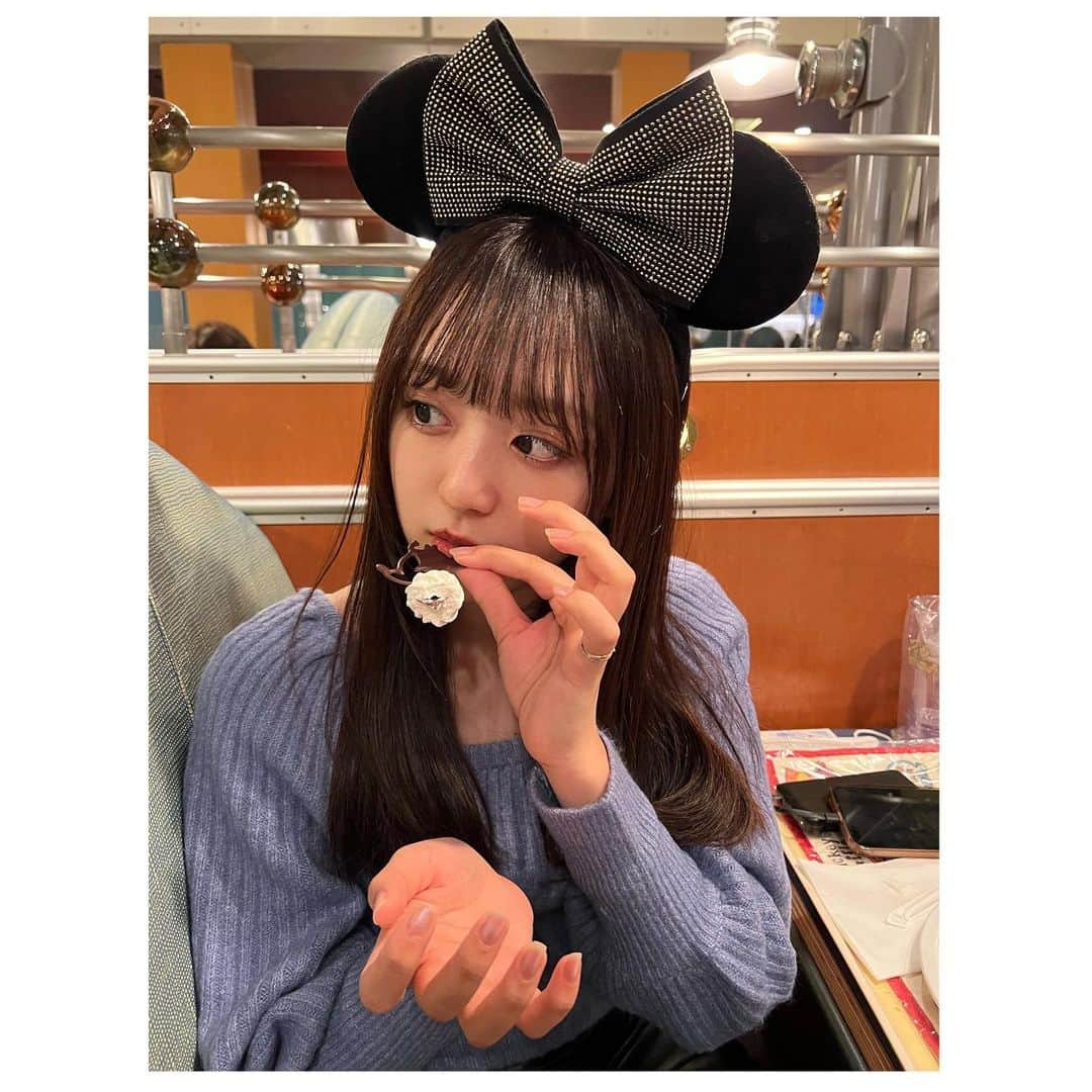 日比野芽奈さんのインスタグラム写真 - (日比野芽奈Instagram)「かなり食べすぎてしまったよ ... 限定のもの、新商品はほとんど食い荒らした😧 ピザもパスタもビスコッティも... まだまだあるけど... 幸せだからいっか〜〜！！ . #ディズニーシー #東京ディズニーシー #東京ディズニーリゾート #ディズニー #ディズニーリゾート #ディズニーカチューシャ #ディズニーコーデ #ディズニーグッズ #夢の国 #夢が叶う場所 #ディズニー写真部 #アナと雪の女王 #アナと雪の女王2  #アナ雪 #ポップコーンバケット #エルサ #オラフ #ディズニーフード #tokyodisneysea #tds #tokyodisneyresort #disney #disneysea #disneystyle #disneygoods #frozen #frozen2 #elsa #popcornbucket #olaf」1月23日 20時24分 - hibino_meina