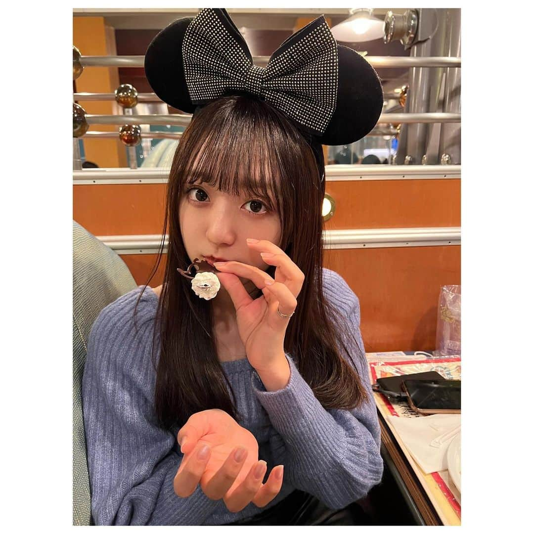 日比野芽奈さんのインスタグラム写真 - (日比野芽奈Instagram)「かなり食べすぎてしまったよ ... 限定のもの、新商品はほとんど食い荒らした😧 ピザもパスタもビスコッティも... まだまだあるけど... 幸せだからいっか〜〜！！ . #ディズニーシー #東京ディズニーシー #東京ディズニーリゾート #ディズニー #ディズニーリゾート #ディズニーカチューシャ #ディズニーコーデ #ディズニーグッズ #夢の国 #夢が叶う場所 #ディズニー写真部 #アナと雪の女王 #アナと雪の女王2  #アナ雪 #ポップコーンバケット #エルサ #オラフ #ディズニーフード #tokyodisneysea #tds #tokyodisneyresort #disney #disneysea #disneystyle #disneygoods #frozen #frozen2 #elsa #popcornbucket #olaf」1月23日 20時24分 - hibino_meina