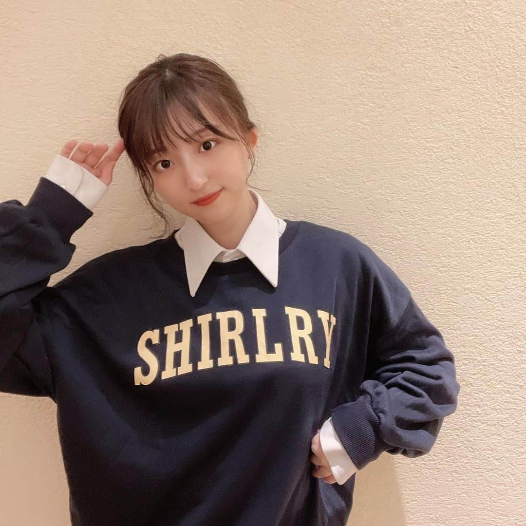 石井陽菜のインスタグラム：「⁡ ⁡ ⁡ SUGAR BISKETのトレーナー☻ ⁡ 薄いので重ね着もしても着膨れしない！ ショップリストでゲットしました✨ ⁡ ⁡ ⁡ #SHOPLIST#ショップリスト#ショップリストコーデ#shoplistカレッジロゴスウェットコーデ#pr」