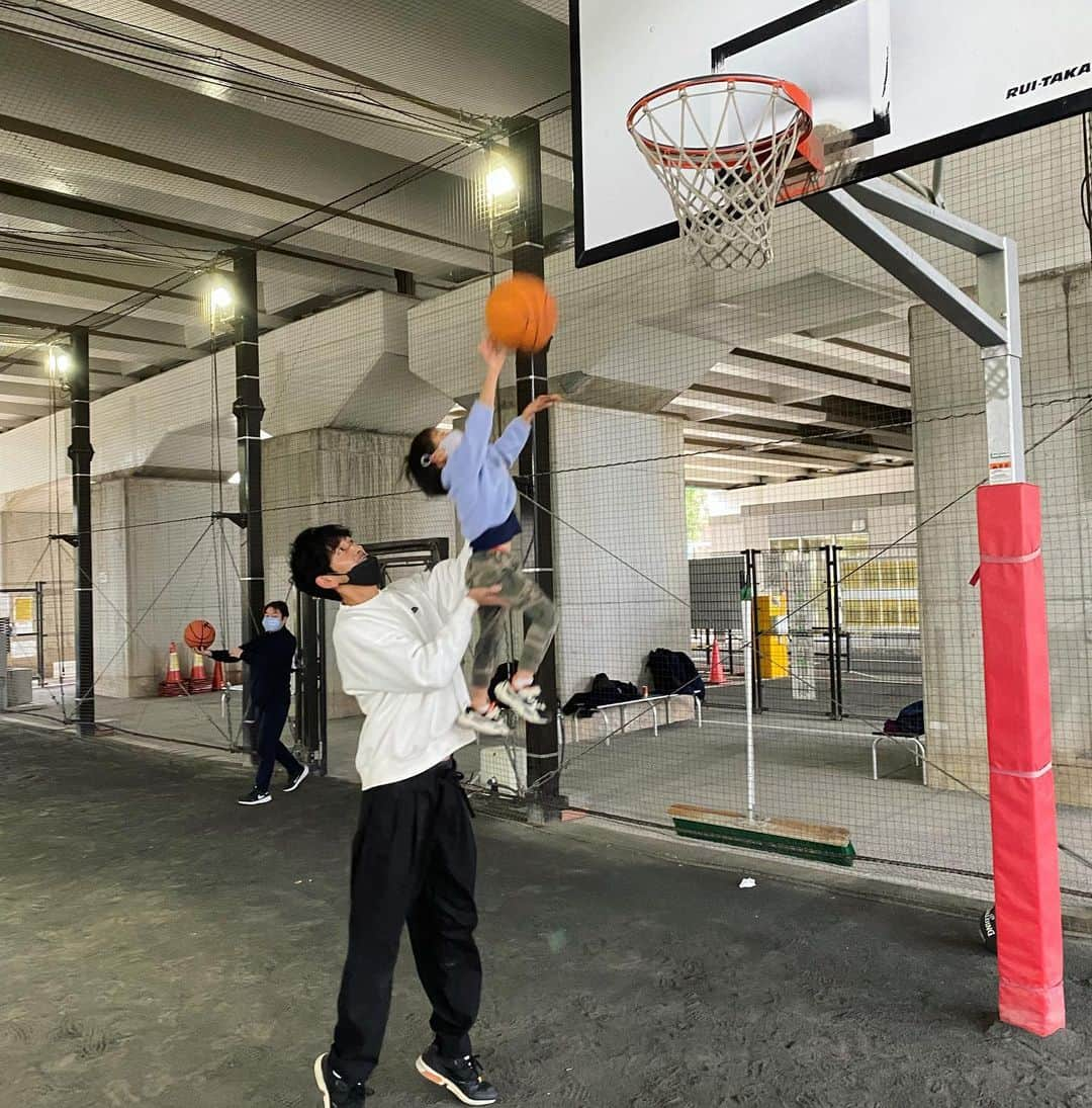 久保田裕之さんのインスタグラム写真 - (久保田裕之Instagram)「みんなでバスケットボール🏀 シュートしたいという双子を順番に👦🏻👦🏻なかなか難しく大変🤣  いつもより高いバスケットゴールに苦戦しつつも楽しんだねー！ いや一番楽しんでいたのは親だったのかもしれない🤣  #バスケットボール#10年間#やった#ディフェンス#やるじゃないか#バスケットボール#小1#長男#スラムダンク#読み始めたので#もう一度読んでみよう」1月23日 20時50分 - hiroyuki_kubota_