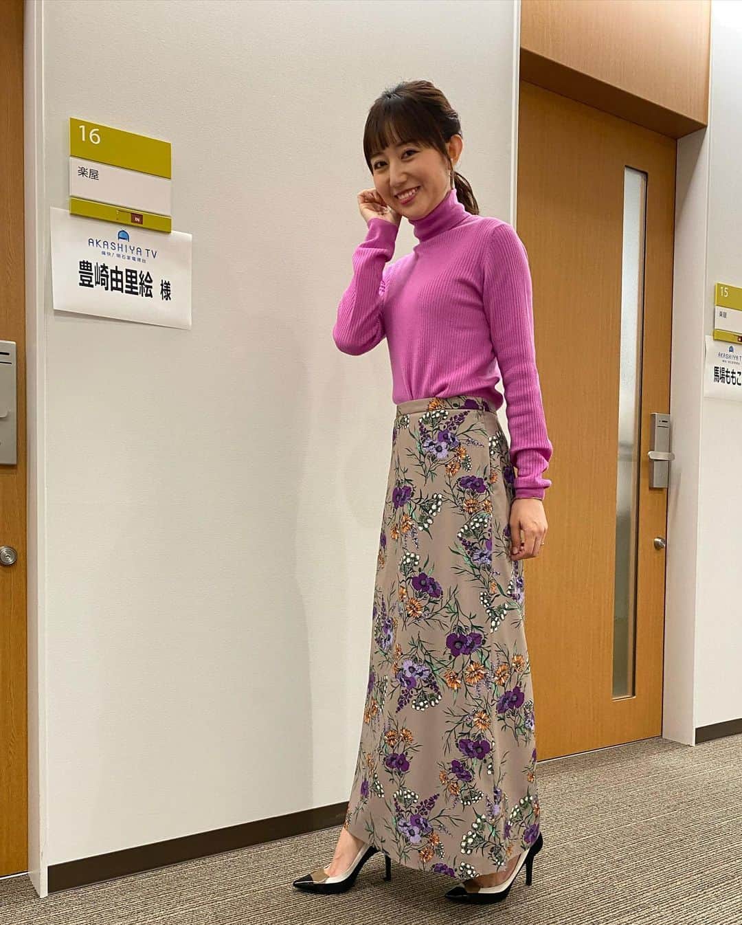 のインスタグラム：「. 明日は、なんと！！！😳 古巣MBSの2番組に出演します😭❤️✨！ 絶対絶対見てほしい！！！🤣 ひとつめは、 １月２４日（月）よる１０時〜 「１００％！アピールちゃん」 MBS発の全国ネットの番組です。 なんと、私ごときのプライベートに密着していただきまして 局アナを辞めた理由や 産後復帰した時に感じたモヤモヤを ぜーんぶお話しました！！ 共感していただけるのか、 それともモヤモヤしているのは私だけなのか… 視聴者の皆さまがどう感じるのか とてもとてもドキドキしております😭 ちなみに、お家でも撮影してますので 子どもたちも出てきます！✨ . そしてふたつめ！ １月２４日（月）よる１１時５６分〜 「痛快！明石家電視台」 （こちらは関西ローカルです） MBS局アナ時代にアシスタントを務めた番組に まさかスタジオゲストで呼んでいただけるとはー😭！！ いろんな意味で泣きそうでした😭 いや、泣きました🤣 . どちらも等身大の私で 今できる全力を出して頑張りました！！ 偶然にも２つの番組が 同じ日に放送されることになり 私もびっくりしているのですが、 ぜひどちらもご覧いただきたいです！😍 . どんな仕事でも 仕事をいただくのは嬉しいことですが、 アナウンサーとして育ててもらった MBSにまた呼んでもらえたという感激は やっぱり特別です。😭 . 写真は明石家電視台の衣装✨ スタイリスト　@chietohika  ニット、スカート @calm_select ピアス @soa.jp #100パーセントアピールちゃん  #明石家電視台」