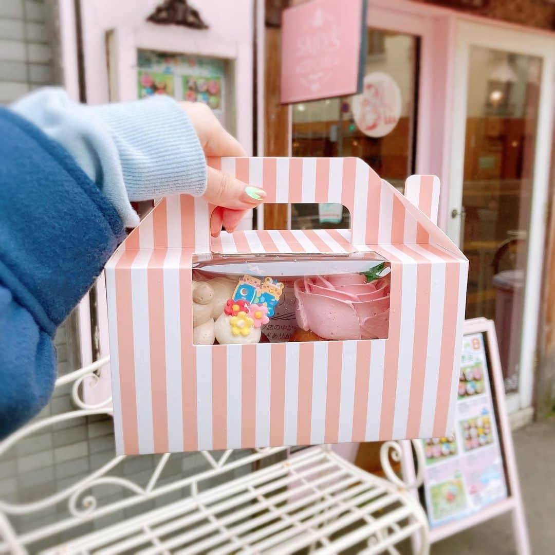 本田みくさんのインスタグラム写真 - (本田みくInstagram)「. 📍SALLYS CUPCAKE 《営業時間》10:00~19:00   ˗ˏˋ #本田の北海道グルメ ˎˊ˗          #cupcakes #sapporocafe #hokkaidofood #hokkaidosweets #sapporosweets #ケーキ屋さん #北海道旅行 #札幌旅行 #カフェ好きな人と繋がりたい #カフェ巡り #札幌カフェ #札幌カフェ巡り」1月23日 21時06分 - hondamiku