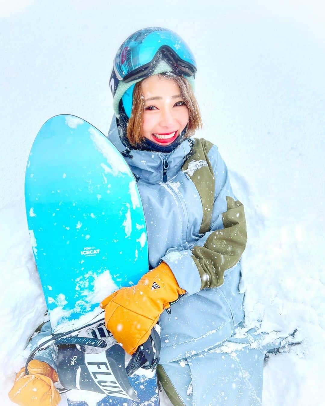 りほさんのインスタグラム写真 - (りほInstagram)「そろそろ自然不足です❤️🥺笑 雪にまみれたいっ☃️滑りたいっ❄️🏂  今年は雪が多いからパウダーボードが大活躍💕☺️今シーズンはだいたい @novmfg のICECAT❤️😻  今年はバックカントリーにもチャレンジしようかなっ😍  あーハーフパイプも滑りたい🥺  #スノーボード　#スノボ #スノボ女子 #snowboarding #snowboardgirl #snowgirl #スキー　#November #スノーボードウェア #スノーボード女子 #snowboarder #横乗り #スポーツ女子　#アウトドア　#アウトドアコーデ  #アウトドアファッション #アウトドア女子 #アウトドア女子りほ　#outdoorgirl #outdoor #outdoorlife #sportsgirl #outdoorstyle  #activelifestyle #activegirl #ebsmission #スノボコーデ　#全部雪のせいだ #スノーボードウェア #snowgirl #powdersnow #雪まみれ」1月23日 21時02分 - ri1ho