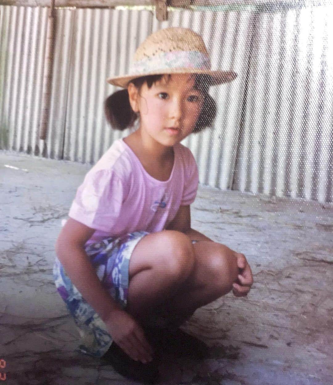 島川未有さんのインスタグラム写真 - (島川未有Instagram)「最近スタッフさんから幼少期の写真のリクエストがあり、実家の母に送ってもらった写真📸 ✴︎ ①枚目　幼稚園年長 男の子によく間違われていました。 ✴︎ ②枚目　1年生 ③枚目　2年生 ✴︎ ④枚目　3年生 一年の間に何があった？ 実は、この頃から太りだし、前髪が癖で割れだしておでこ全開と、第一次暗黒期に突入するのであった。  #最後は長州小力似 #太ると顔につく #太ると目が小さくなる #太ると人相変わる #今より幼少期の方が鼻筋通ってる #いつから団子鼻になった」1月23日 21時03分 - miyu_shimakawa