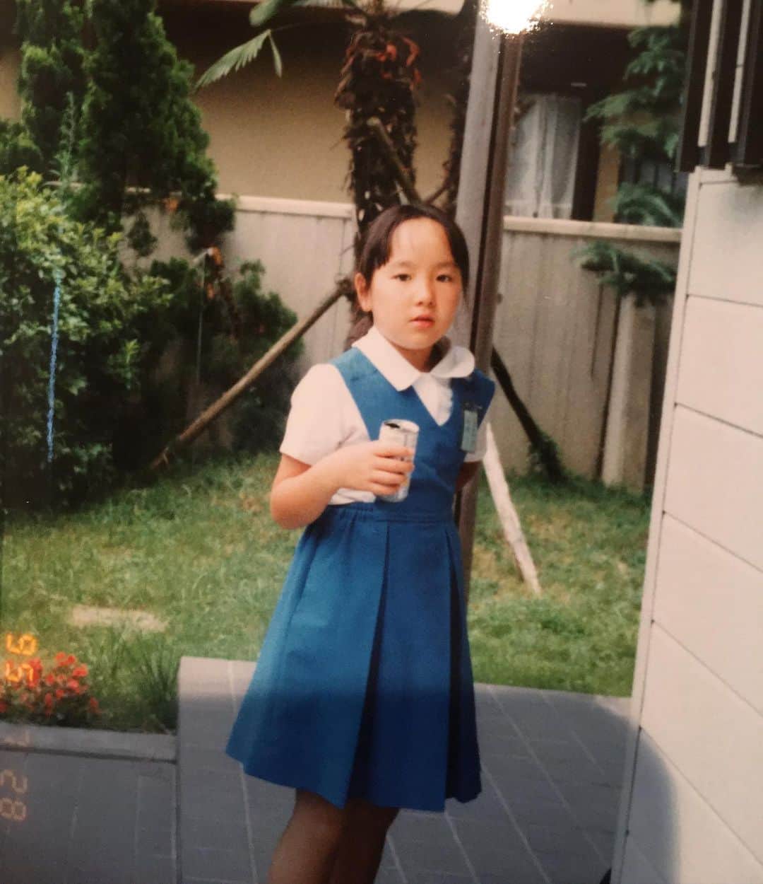 島川未有さんのインスタグラム写真 - (島川未有Instagram)「最近スタッフさんから幼少期の写真のリクエストがあり、実家の母に送ってもらった写真📸 ✴︎ ①枚目　幼稚園年長 男の子によく間違われていました。 ✴︎ ②枚目　1年生 ③枚目　2年生 ✴︎ ④枚目　3年生 一年の間に何があった？ 実は、この頃から太りだし、前髪が癖で割れだしておでこ全開と、第一次暗黒期に突入するのであった。  #最後は長州小力似 #太ると顔につく #太ると目が小さくなる #太ると人相変わる #今より幼少期の方が鼻筋通ってる #いつから団子鼻になった」1月23日 21時03分 - miyu_shimakawa
