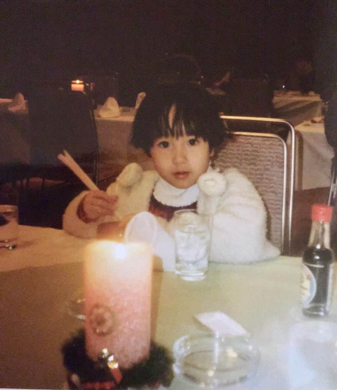 島川未有さんのインスタグラム写真 - (島川未有Instagram)「最近スタッフさんから幼少期の写真のリクエストがあり、実家の母に送ってもらった写真📸 ✴︎ ①枚目　幼稚園年長 男の子によく間違われていました。 ✴︎ ②枚目　1年生 ③枚目　2年生 ✴︎ ④枚目　3年生 一年の間に何があった？ 実は、この頃から太りだし、前髪が癖で割れだしておでこ全開と、第一次暗黒期に突入するのであった。  #最後は長州小力似 #太ると顔につく #太ると目が小さくなる #太ると人相変わる #今より幼少期の方が鼻筋通ってる #いつから団子鼻になった」1月23日 21時03分 - miyu_shimakawa