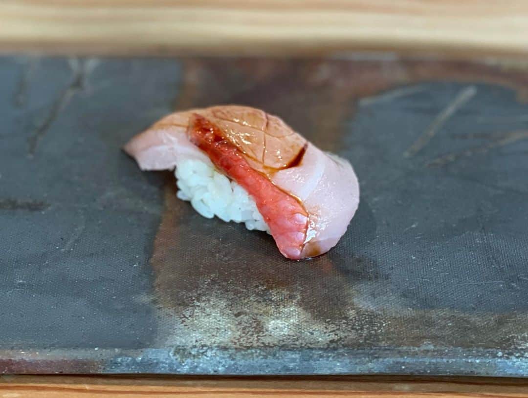 Isakoさんのインスタグラム写真 - (IsakoInstagram)「おしゅし🍣💓 　  前からインスタを見て下さっている方はご存知だと思いますがお鮨が大好きな私🥺💓 　  アメリカのお鮨屋さんのカリフォルニアロールの様なお鮨も美味しいですがやっぱり日本のクオリティを求めたくなってしまって、、😱 　  お友達何人かからおすすめされてた @sushi.takeda さんに行ってみたところ口コミ通り日本クオリティでとっても美味しいお鮨を食べられました🍣💓幸 　 とてもおすすめ🥺🍣 　　 　  Here is my one of the best sushi in LA. Service is outstanding, like you’d expect in a high end Japanese restaurant. I strongly recommend omakase. Certainly worth a visit if you're in downtown   　 #鮨#鮨スタグラム#おしゅし#お鮨#お寿司#お寿司大好き#寿司#寿司スタグラム#sushi#sushilovers#sushilover#japanesefood#japanesegirl#losangelescalifornia#losangelesfood」1月23日 21時05分 - ichaaako