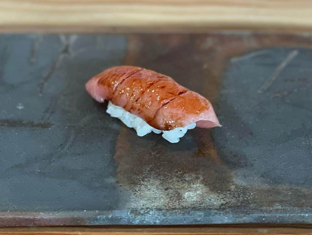 Isakoさんのインスタグラム写真 - (IsakoInstagram)「おしゅし🍣💓 　  前からインスタを見て下さっている方はご存知だと思いますがお鮨が大好きな私🥺💓 　  アメリカのお鮨屋さんのカリフォルニアロールの様なお鮨も美味しいですがやっぱり日本のクオリティを求めたくなってしまって、、😱 　  お友達何人かからおすすめされてた @sushi.takeda さんに行ってみたところ口コミ通り日本クオリティでとっても美味しいお鮨を食べられました🍣💓幸 　 とてもおすすめ🥺🍣 　　 　  Here is my one of the best sushi in LA. Service is outstanding, like you’d expect in a high end Japanese restaurant. I strongly recommend omakase. Certainly worth a visit if you're in downtown   　 #鮨#鮨スタグラム#おしゅし#お鮨#お寿司#お寿司大好き#寿司#寿司スタグラム#sushi#sushilovers#sushilover#japanesefood#japanesegirl#losangelescalifornia#losangelesfood」1月23日 21時05分 - ichaaako