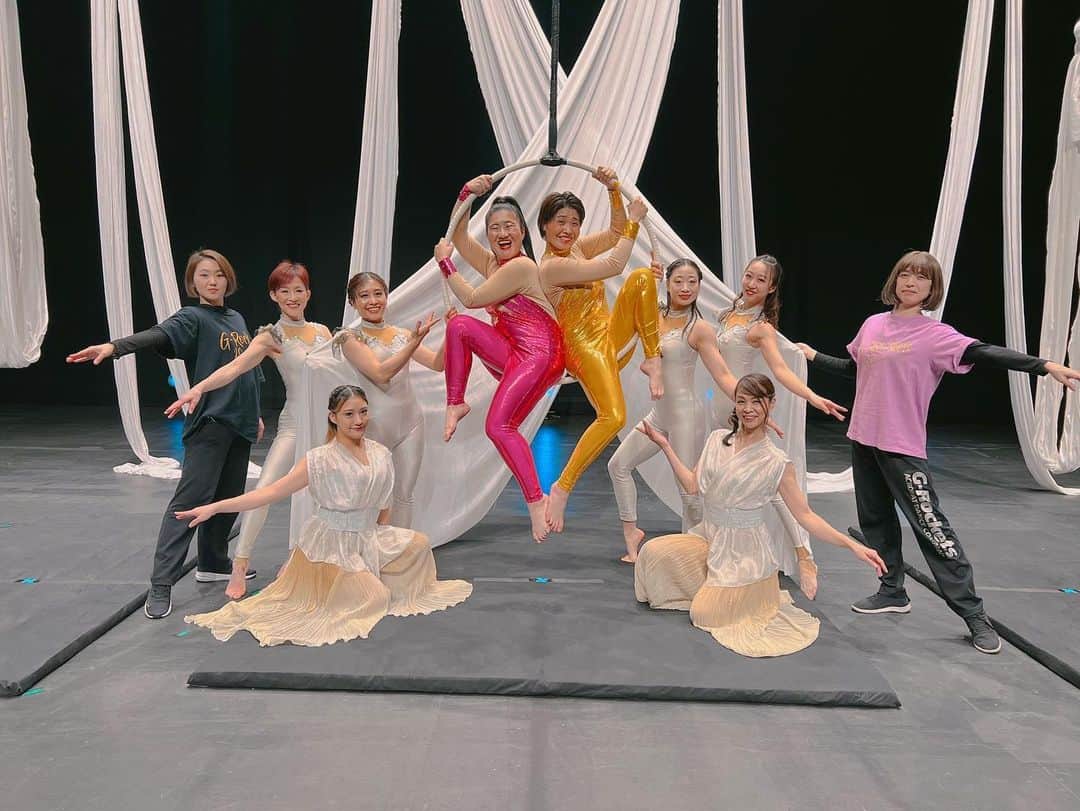 のインスタグラム：「生で見るG-Rocketsさんのパフォーマンスは凄すぎて鳥肌が立ちっぱなしでした🥺💓✨✨ G-Rocketsの皆さん本当にありがとうございました🥰💗💛💗💛💗💛💗💛💗💛💗💛💗💛  #世界の果てまでイッテQ #ダイエット #エアリアル #エアリアルフープ  #grockets  #ガンバレルーヤ #ガンバレルーヤよしこ  #ガンバレルーヤまひる」
