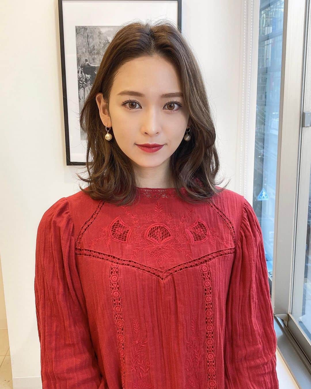 佐藤 康文のインスタグラム：「人気の韓国風ヘアです✨ ※ 2枚目は巻き方動画です^_^ ※ コテはリファ32ミリ、仕上げはトラックオイルです ※ #韓国ヘア#韓国ファッション #ボブ#グレージュ#外ハネ#美容師#美容院 #美容#撮影#撮影モデル#サロモ#サロンモデル#モデル#ヘアスタイル#ヘア#アレンジ#ヘアアレンジ#hair#hairstyle #ヘアカタ#メイク#ヘアカラー#ヘアカタログ#ヘアセット#髪質改善#名古屋美容室 #」