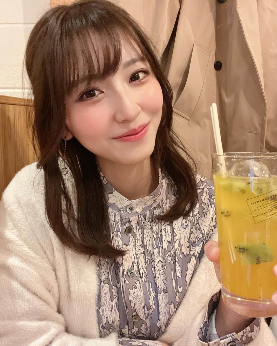 斎藤まりなのインスタグラム：「ちょっと前にかわいいお酒を飲みました🍹 黄色いほうはマンゴーベース🥭で ピンクのほうはストロベリーシャーベットサワー🍓」