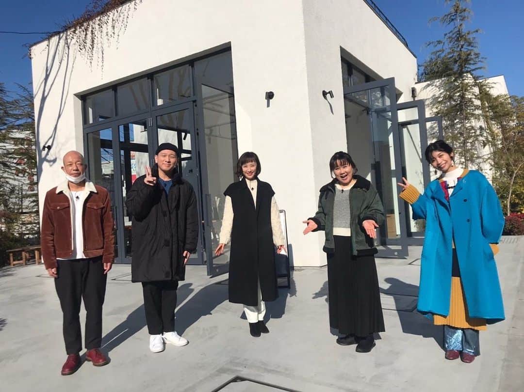 山口もえのインスタグラム：「・  ヒルナンデスのロケで下北沢へ 小峠英二さんと Mr.シャチホコさんとみはるさんご夫婦と 三倉佳奈ちゃんと みはるさんが私のモノマネして下さって そりゃ〜とても嬉しかったです♡ 佳奈ちゃんとママトークも楽しかった🥰  学校がリモートになったり お仕事が急遽変更になったり ソワソワした日々がしばらく続きそうですが💦 踏ん張って過ごしたいものです  1月24日(月)11:55〜13:55 NTV「ヒルナンデス！」  ※この時だけマスク外しました😷  #日本テレビ#TV#ヒルナンデス #小峠英二 さん #Mr.シャチホコ さん #みはる さん #三倉佳奈 ちゃん #第6波になる前#ロケ#青空#🌞」