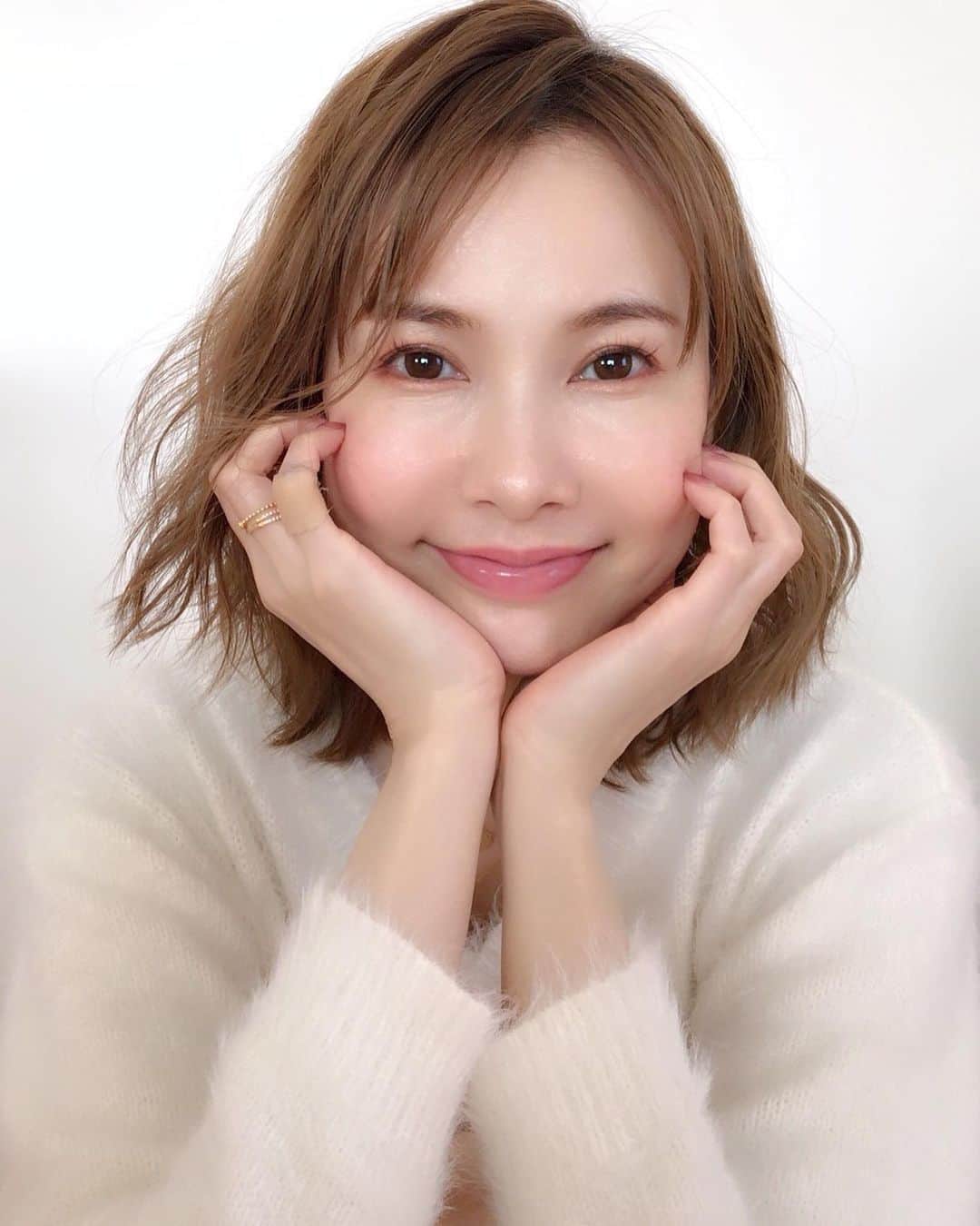 上原さくらのインスタグラム：「白いトップスと黒いトップス。 髪型は最近のお気に入りで、キャリーの雰囲気を真似してます😉 最近U-NEXTでSex And The City と、その続編を観ているので。  今日インスタライブをご覧になってくださった皆様、ありがとうございました❤️ 1時間が10分くらいに感じるほど、あっという間で楽しかったです❣️」
