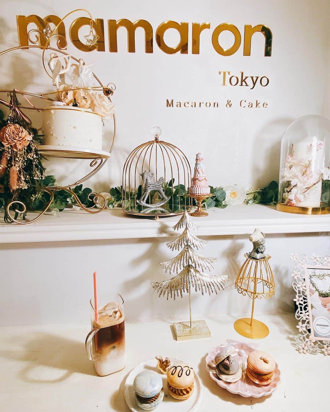 青山千夏さんのインスタグラム写真 - (青山千夏Instagram)「新大久保にあるマカロン専門店MAMARON TOKYOに行ってきた💭 どのマカロンも可愛くて美味しかったけどショコラがお気に入り😋♥️ 映えスポットがいくつもあったのも良かった( ¨̮ )  #mamaron #mamarontokyo #マカロン #マカロンカフェ #マカロン専門店 #トゥンカロン #カフェ #カフェ巡り #macaron #macaroncafe #인스타푸드　#한국　#카페　#맛집　#인스타」1月23日 22時01分 - chinatsu_aoyama0819