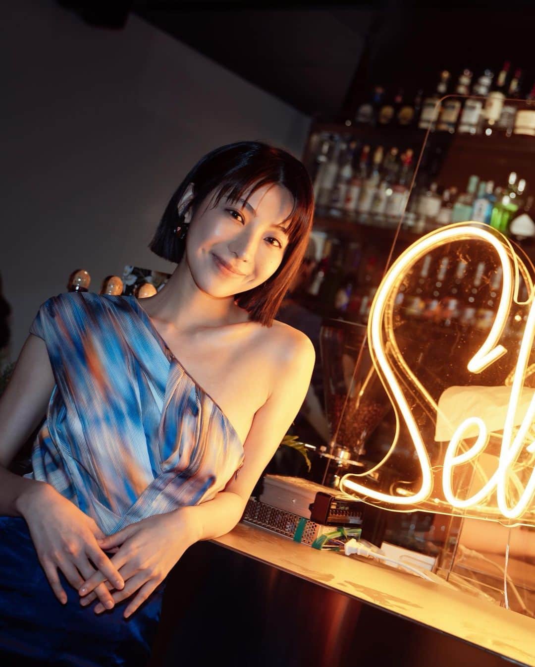 特蕾沙（Teresa）のインスタグラム：「神奇角落❤️‍🔥  Fashion designer @c.y.jean  Make up @vivianlin_makeup  Hairstyling @isiahzin @driven.by  photographer @kay820one」