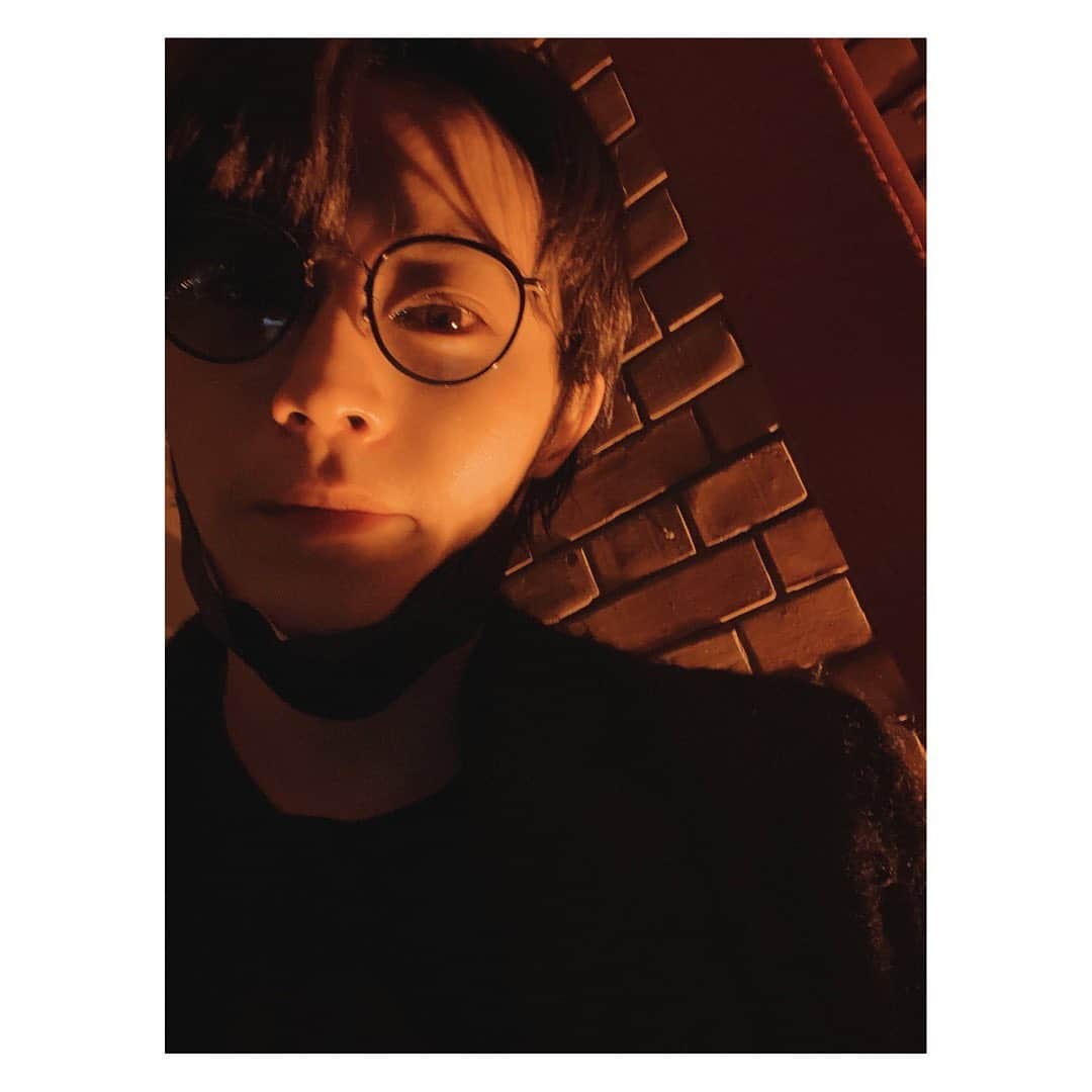 猪野広樹のインスタグラム：「いやいやお前更新しなさすぎだろ？  という意見はごもっとも！  写真がないのよ！撮ってないのよ！ だから別に盛れてもない、何の意味もない写真をどうぞ…  首の皮一枚つながりましたね！  刀剣乱舞　義伝　映画館で上映されてますね！　　  明日からナミヤ雑貨店稽古開始…。」
