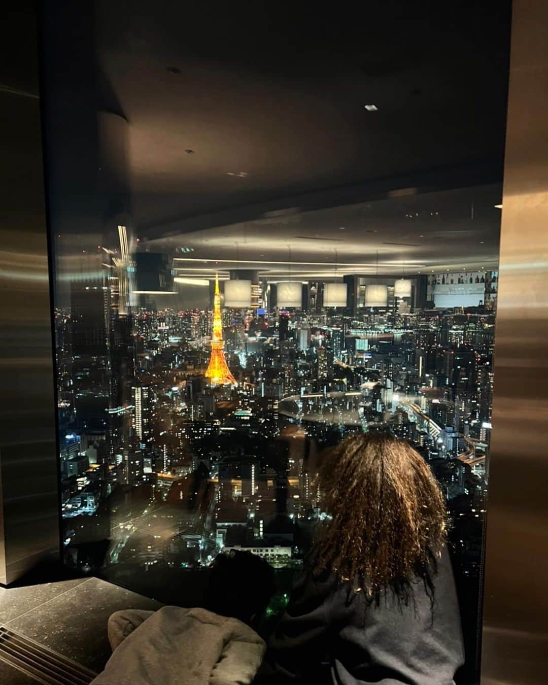 のインスタグラム：「・ やっぱり東京タワーは何回見てもテンションが上がるし、遠くから見るのが良いね🗼 土日祝だったら子供も🆗な六本木ヒルズクラブに連れて行ってもらいました☺️贅沢者〜‼︎ ・ #六本木ヒルズクラブ #六本木ヒルズクラブ51 #六本木ヒルズ#roppongihills #roppongihillsclub #tokyo#東京#東京タワー#tokyotower」