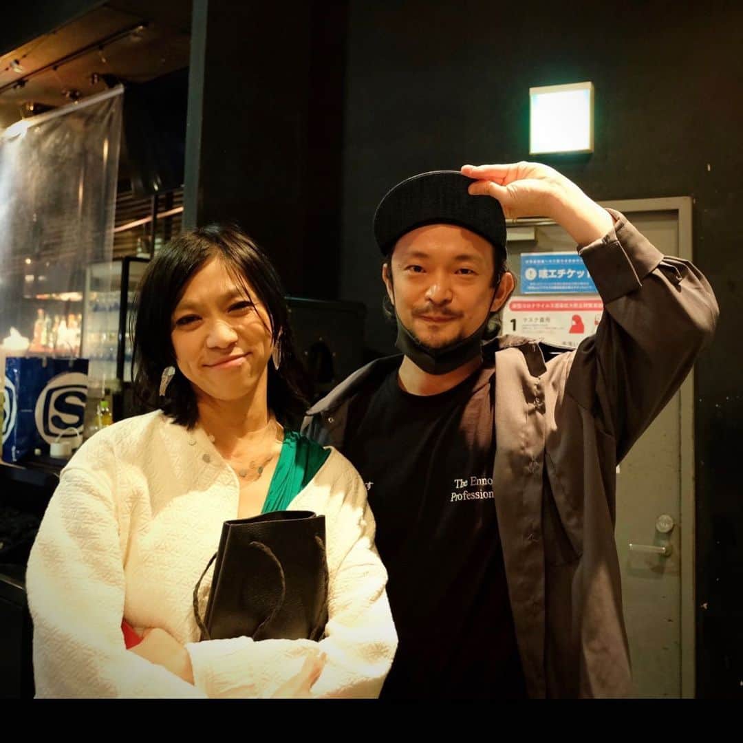 のインスタグラム：「昨日UAのライブに行って来ました。 楽曲を知らなくてもUAの野生的かつ繊細な声/歌のエネルギーに圧倒されたと思うのですが今回は名曲盛りだくさんだったこともあり、青春時代にUAの楽曲を聞いていた僕にとっては特別な体験でした。いやー本当に心が揺さぶられました。  ライブ中は10代の甘酸っぱい（ほろ苦い）記憶が色々と蘇って来ました。ソウルファンクジャズヒップホップ、後はインストの曲ばっかり聴いていたカッコつけ思春期で邦楽はほとんど聴いてなかったので、邦楽を聞いてフラッシュバックをすることはあんまりないのだけど、UAの楽曲は聴く機会が多かった様で(クラブでかかっていた？テレビ？カラオケ？)記憶に強く深く刻まれておりました。 というか、名曲・ヒット曲多すぎなので同世代の人たちはみんな同じ状況なのかもしれない、、。  新曲もめちゃくちゃ良かったので5月に発売されるアルバムも楽しみに待ちます。 (写真は一昨年、久しぶりに再会した際の写真とサカナクションからのお花)」