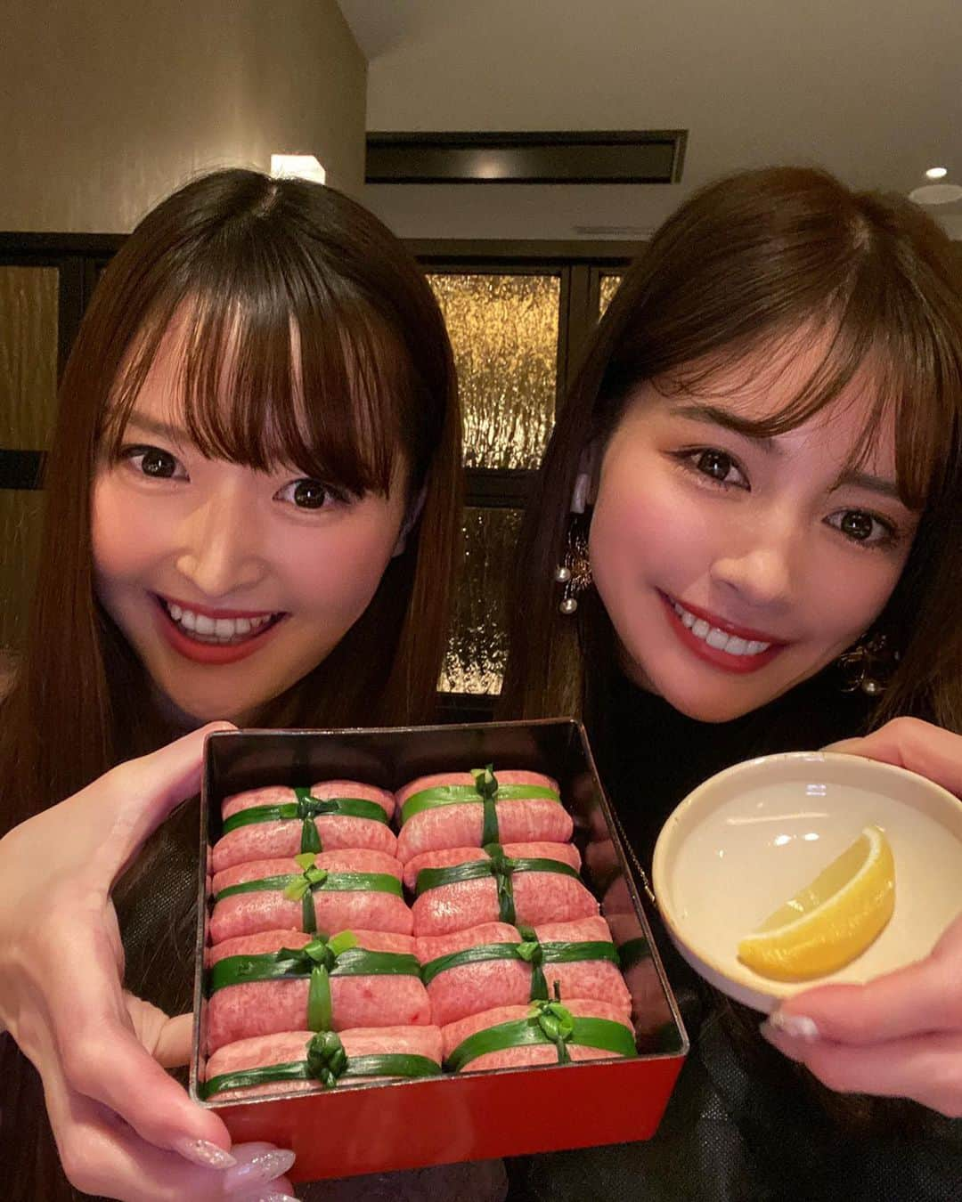 得あゆさんのインスタグラム写真 - (得あゆInstagram)「誕生日おめでとう🎂💞 #mybestfriend 何年経っても、どの写真も、食べてばっかりな私達でした🍖  食べ物屋さんいくと、必ず一眼レフで 永遠に写真撮るから本当に面白いし📸、 こんな可愛い見た目して、食べる量育ち盛りの少年。 私がどんな事しでかしても、一度もドン引きせず← 広い心で受け入れてくれてありがとう🙏🏻  私たち見た目も中身も正反対だからいいのかなー？🤣 これからもお互いの人生を全力で生きようね❤️‍🔥 ・ ・ ・ ・ ・ ・ ・ ・ ・ ・ ・ #bestfriend#親友#誕生日#誕生日ケーキ#誕生日おめでとう#肉食女子#仲良し#マブダチ#焼肉大好き#結婚式#楽しみ#会えるの楽しみ#会いたい#遠距離恋愛#東京#大阪#ハッピーバースデー#誕生日サプライズ#誕生日ご飯#女子会#女子旅#お肉#肉#ディナー#港区女子#happybirthday#yakiniku#girlsnight#ツーショット」1月23日 22時46分 - tokuayu819