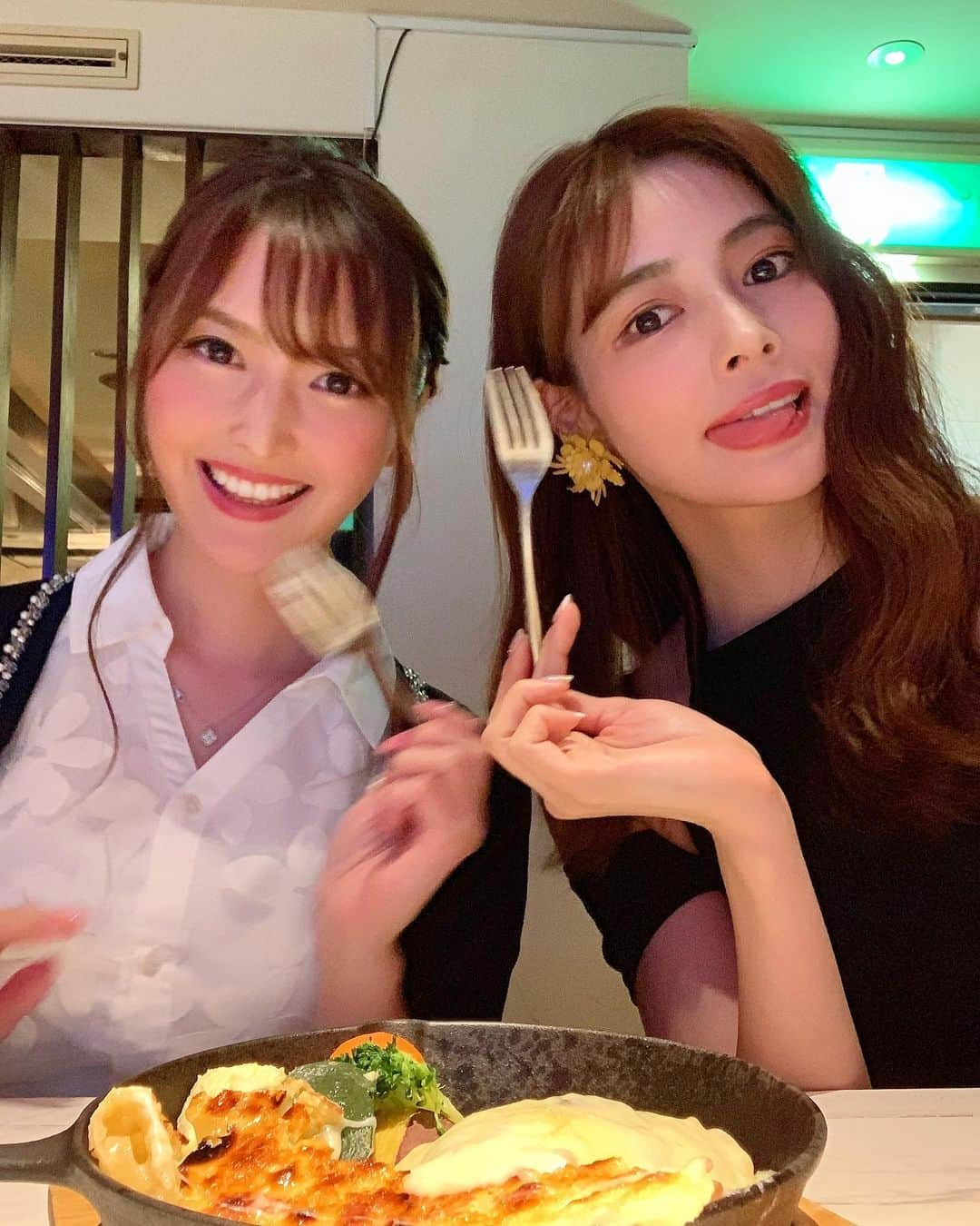 得あゆさんのインスタグラム写真 - (得あゆInstagram)「誕生日おめでとう🎂💞 #mybestfriend 何年経っても、どの写真も、食べてばっかりな私達でした🍖  食べ物屋さんいくと、必ず一眼レフで 永遠に写真撮るから本当に面白いし📸、 こんな可愛い見た目して、食べる量育ち盛りの少年。 私がどんな事しでかしても、一度もドン引きせず← 広い心で受け入れてくれてありがとう🙏🏻  私たち見た目も中身も正反対だからいいのかなー？🤣 これからもお互いの人生を全力で生きようね❤️‍🔥 ・ ・ ・ ・ ・ ・ ・ ・ ・ ・ ・ #bestfriend#親友#誕生日#誕生日ケーキ#誕生日おめでとう#肉食女子#仲良し#マブダチ#焼肉大好き#結婚式#楽しみ#会えるの楽しみ#会いたい#遠距離恋愛#東京#大阪#ハッピーバースデー#誕生日サプライズ#誕生日ご飯#女子会#女子旅#お肉#肉#ディナー#港区女子#happybirthday#yakiniku#girlsnight#ツーショット」1月23日 22時46分 - tokuayu819