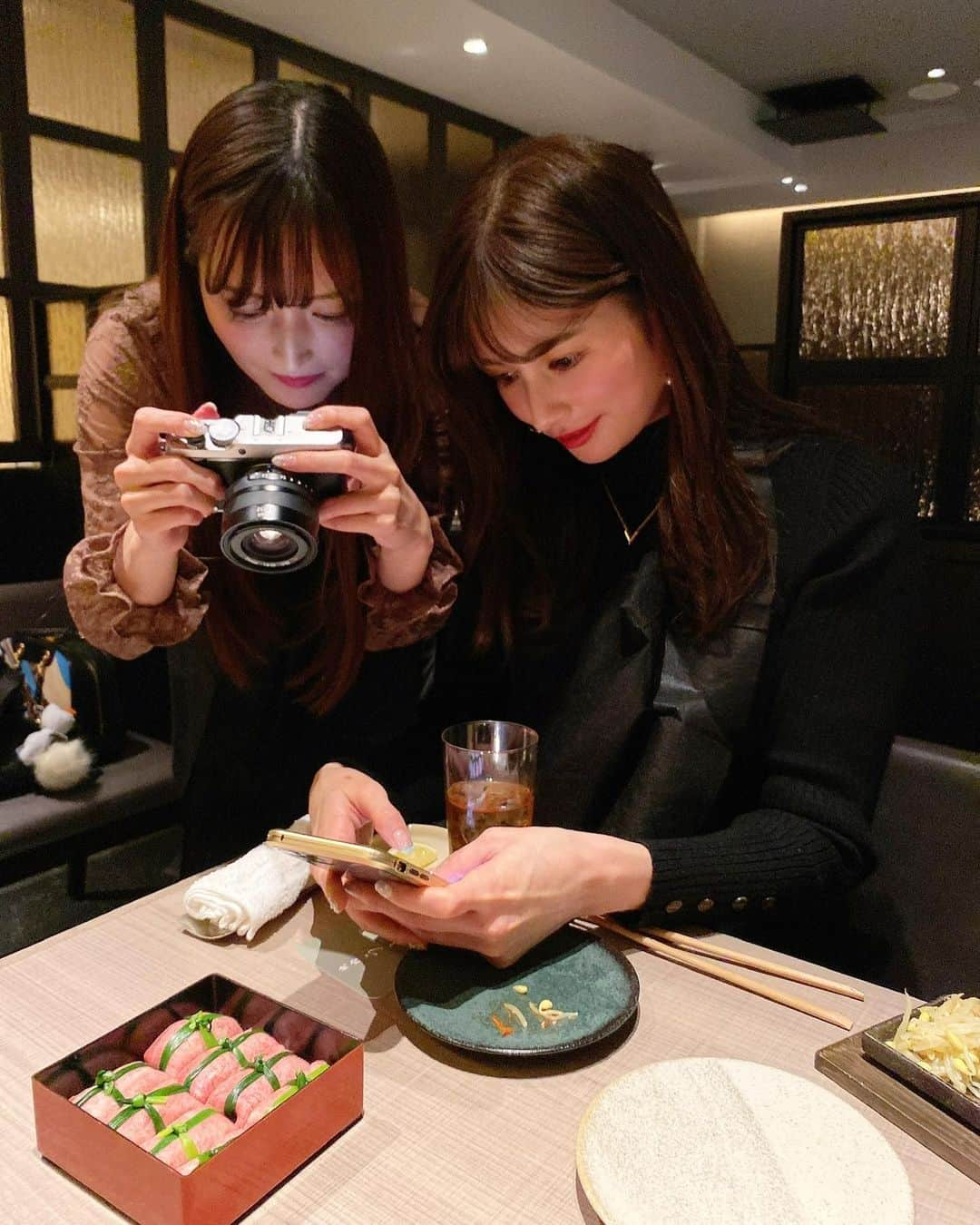 得あゆさんのインスタグラム写真 - (得あゆInstagram)「誕生日おめでとう🎂💞 #mybestfriend 何年経っても、どの写真も、食べてばっかりな私達でした🍖  食べ物屋さんいくと、必ず一眼レフで 永遠に写真撮るから本当に面白いし📸、 こんな可愛い見た目して、食べる量育ち盛りの少年。 私がどんな事しでかしても、一度もドン引きせず← 広い心で受け入れてくれてありがとう🙏🏻  私たち見た目も中身も正反対だからいいのかなー？🤣 これからもお互いの人生を全力で生きようね❤️‍🔥 ・ ・ ・ ・ ・ ・ ・ ・ ・ ・ ・ #bestfriend#親友#誕生日#誕生日ケーキ#誕生日おめでとう#肉食女子#仲良し#マブダチ#焼肉大好き#結婚式#楽しみ#会えるの楽しみ#会いたい#遠距離恋愛#東京#大阪#ハッピーバースデー#誕生日サプライズ#誕生日ご飯#女子会#女子旅#お肉#肉#ディナー#港区女子#happybirthday#yakiniku#girlsnight#ツーショット」1月23日 22時46分 - tokuayu819