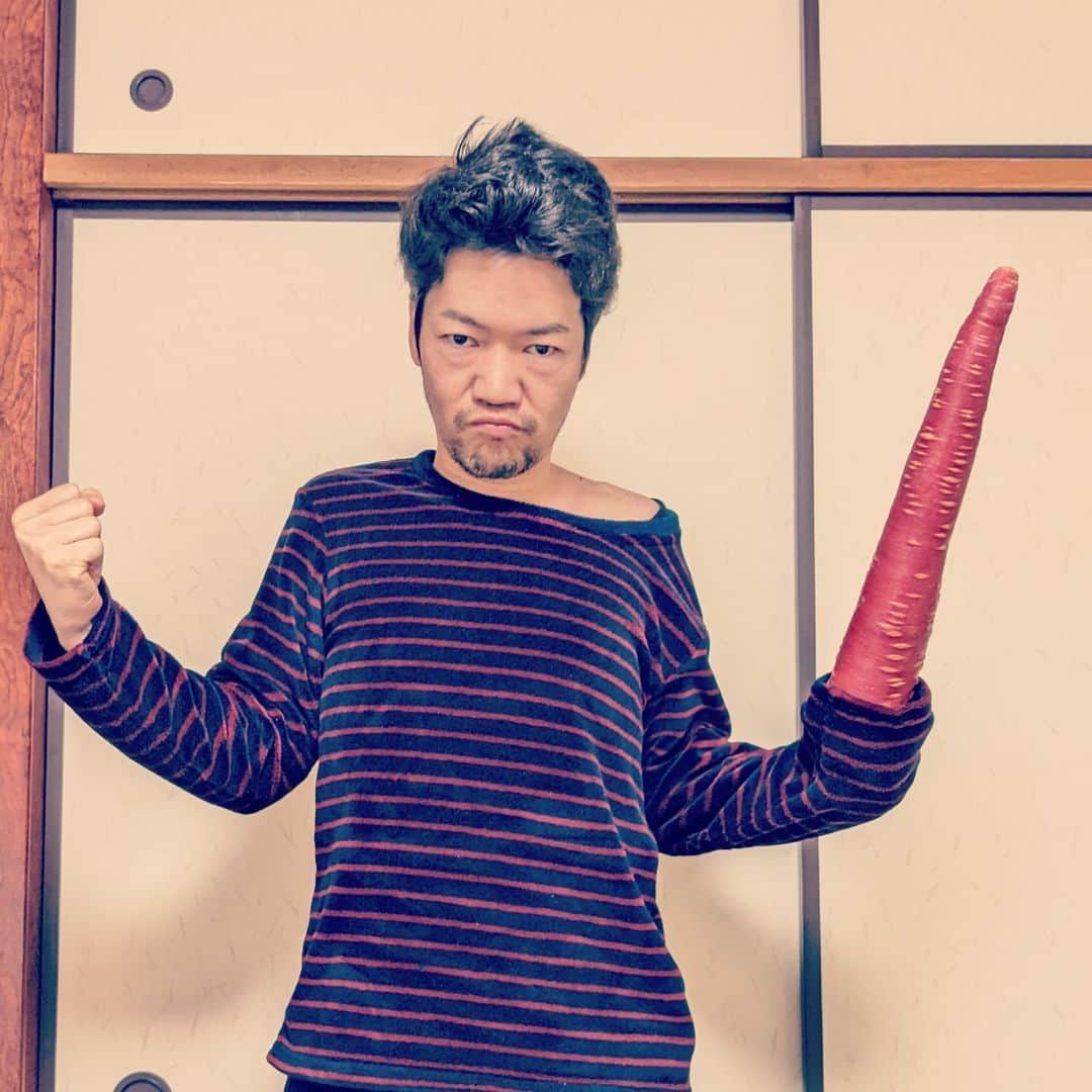 ミーミさんのインスタグラム写真 - (ミーミInstagram)「金時にんじんっていう 野菜だよ🥕  めっちゃ長くて面白い！  みんなで記念に 写真撮影してみた✨  アハハ🥕 おもろ😁」1月24日 8時55分 - mimichannel_7