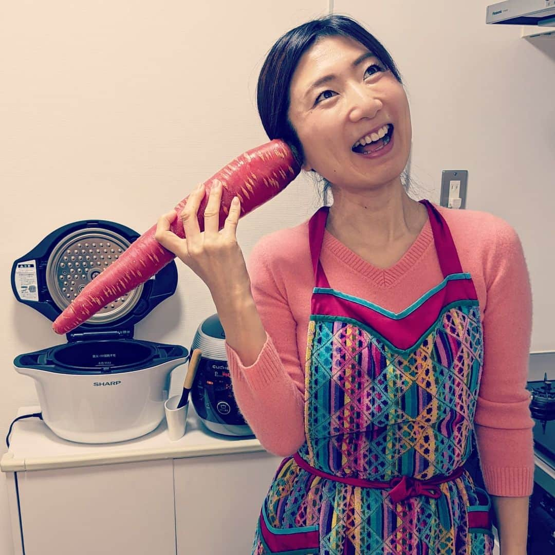 ミーミさんのインスタグラム写真 - (ミーミInstagram)「金時にんじんっていう 野菜だよ🥕  めっちゃ長くて面白い！  みんなで記念に 写真撮影してみた✨  アハハ🥕 おもろ😁」1月24日 8時55分 - mimichannel_7