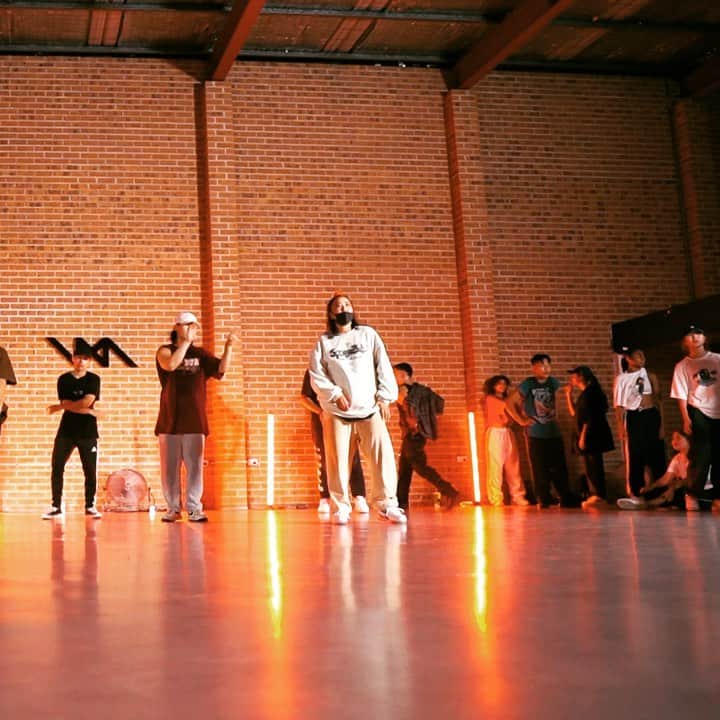 小野美公のインスタグラム：「🧡🧡🧡 Thank you for teaching 🙇🏻‍♀️💖 💃 @jervislivelo   @kingdomculturecompany  @imidance  💿 @chrisbrownofficial   🌼🧡🌼🧡🌼🧡🌼🧡 ダンスって、日本じゃ無くてもアメリカじゃ無くても出来るんだよ🤤❤️頑張れる場所ってどこにでもあるんだ。と3年前に気づいた女です🤣💖興味がある人は気軽にメッセージしてね🤣💖 今はKCCというダンスクルーに入ってるよ☺️💙４月にコンテストに出るよ☺️楽しみだなぁ！勝ちたい！  #dance #sydney #australia #imidancestudio #KCC #japanese #workingholiday #ワーキングホリデー #ワーキングホリデーオーストラリア#シドニーに住む女」
