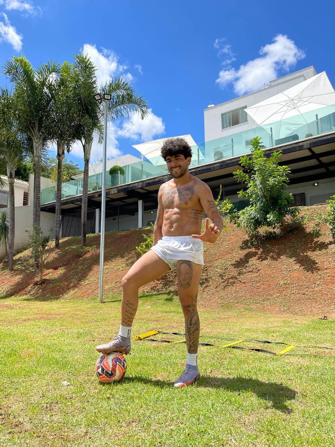 ルアン・マドソン・ゲデオン・デ・パイバのインスタグラム：「Vejam aí o treino de hoje improvisei folhas 🍃 de bananeira para fazer os trabalhos  rsrs 😆 qual é a sua desculpa para não treinar ?  Obrigado Deus por tudo. Gratidão : Família : Amor : Força : Fé : Paz ✌🏻. #deusebomotempotodo」