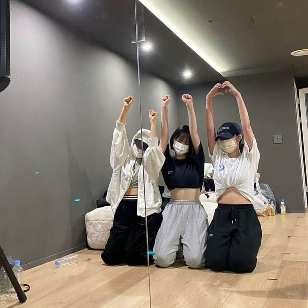 ウナのインスタグラム：「i miss them so much but they are going to debut soon!🥰🥰🥰 –Nana」