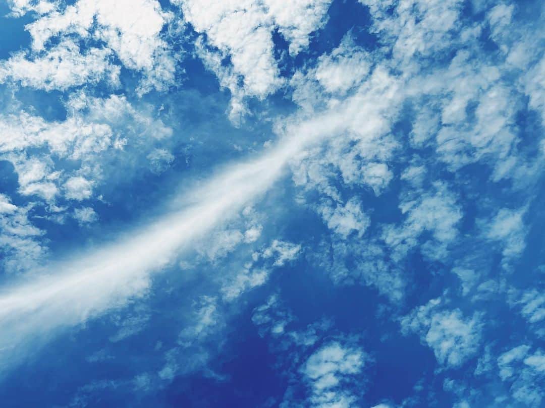 水嶋ヒロのインスタグラム：「ふと空を見上げたら 右肩上がりに突き抜けてく雲が‥ なんか良いことありそう🚀🌕 #tothemoon」