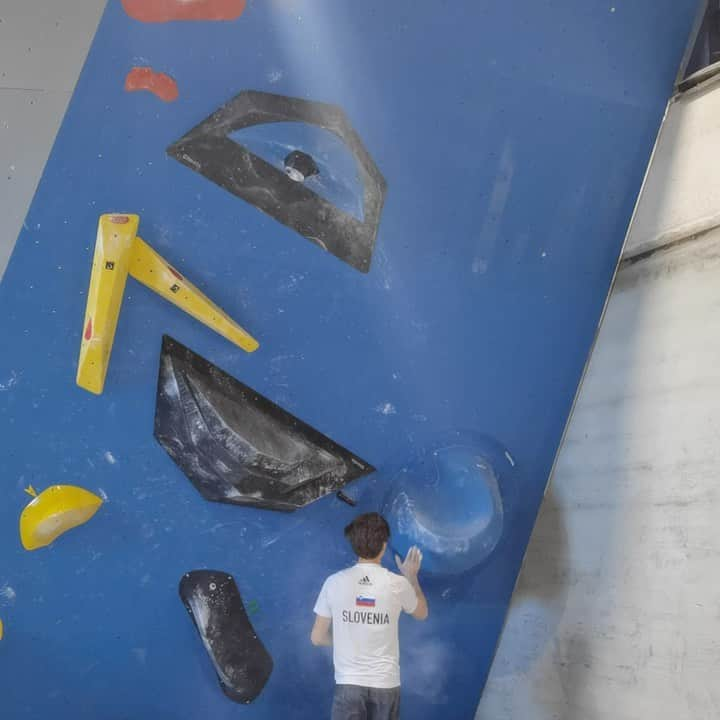 ドメン・スコフィッチのインスタグラム：「First training with the @sloveniaclimbing in 2022 🎉  🎞 by @lukamuzar  . @redbull #givesyouwings @redbullsi @adidasterrex @fiveten_official @pazi.to @postanivojak」