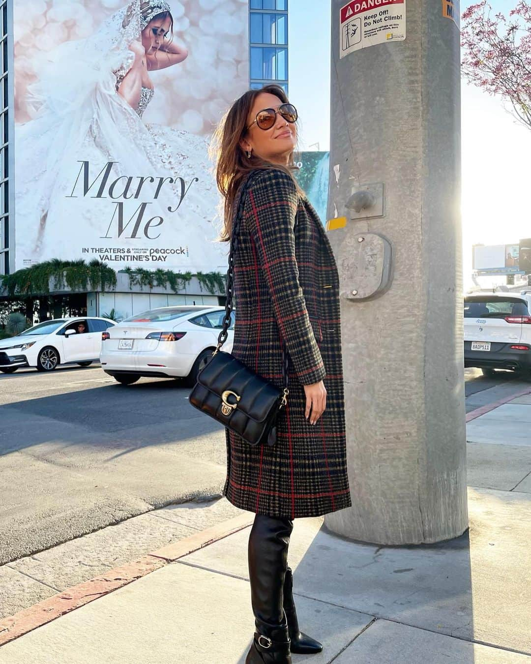 ジェニファー・ロペスさんのインスタグラム写真 - (ジェニファー・ロペスInstagram)「#MarryMeMovie moments around town ✨ #WeekendVibes @MarryMeMovie」1月24日 5時17分 - jlo